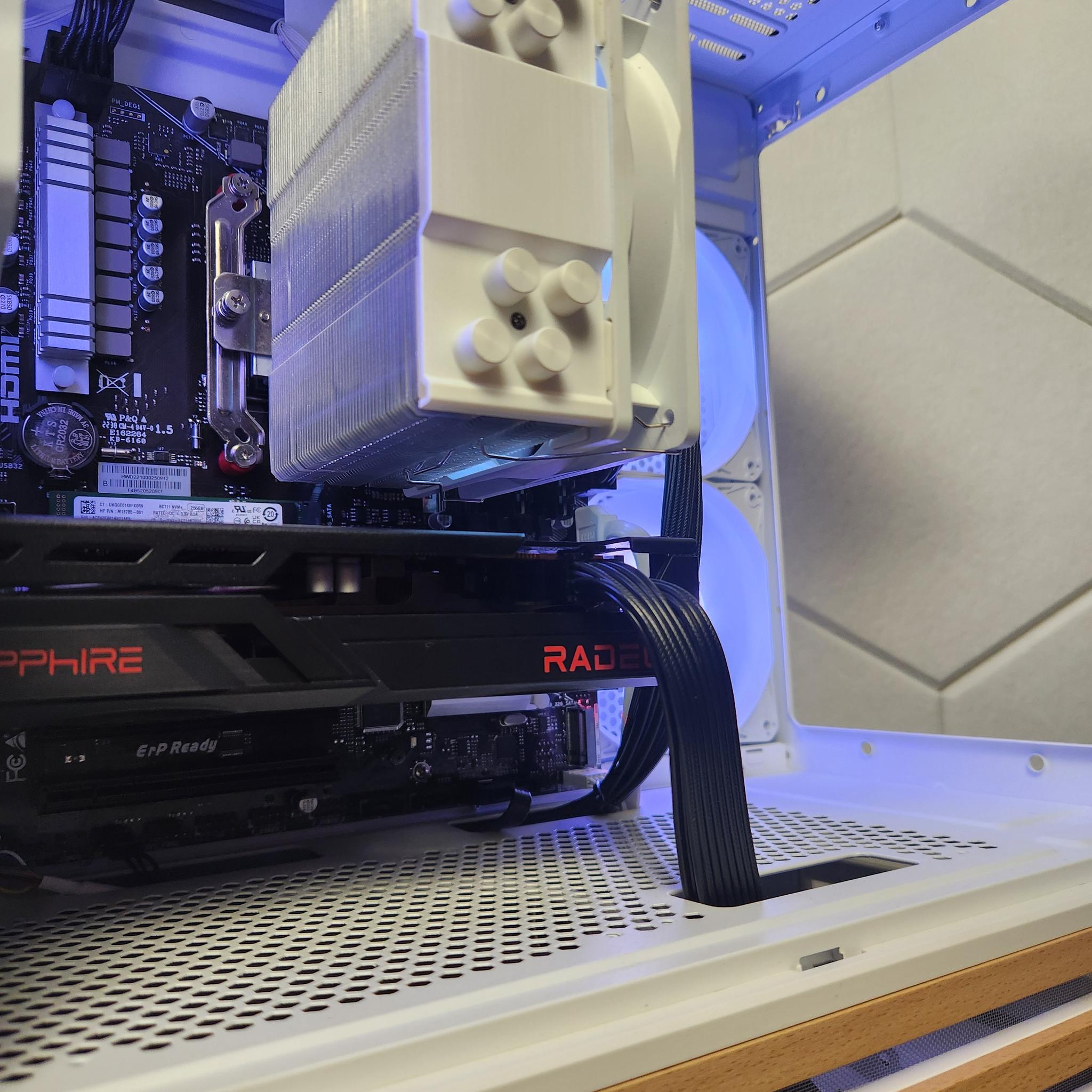 RX 6600 | Ryzen 5 5500 | 16GB DDR4 | 256GB SSD + 1TB HDD | WIFI+BT | Win 11 Home "Ice Cap"