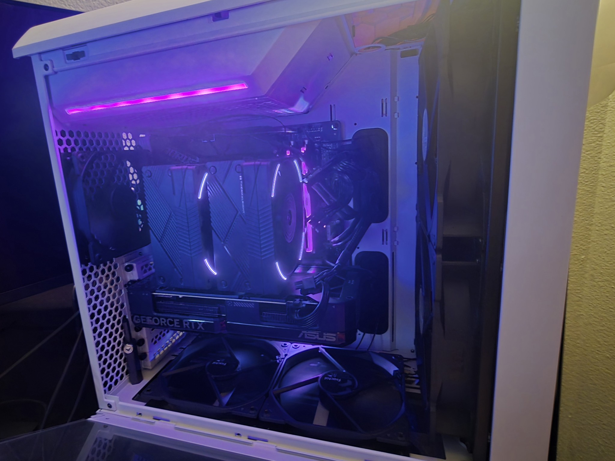 BLACK AND WHITE ENTRY GAMING/STREAMING PC FOR 1440P: 4070, I-7 13700KF, 32gb DDR5, 2TB SN850X