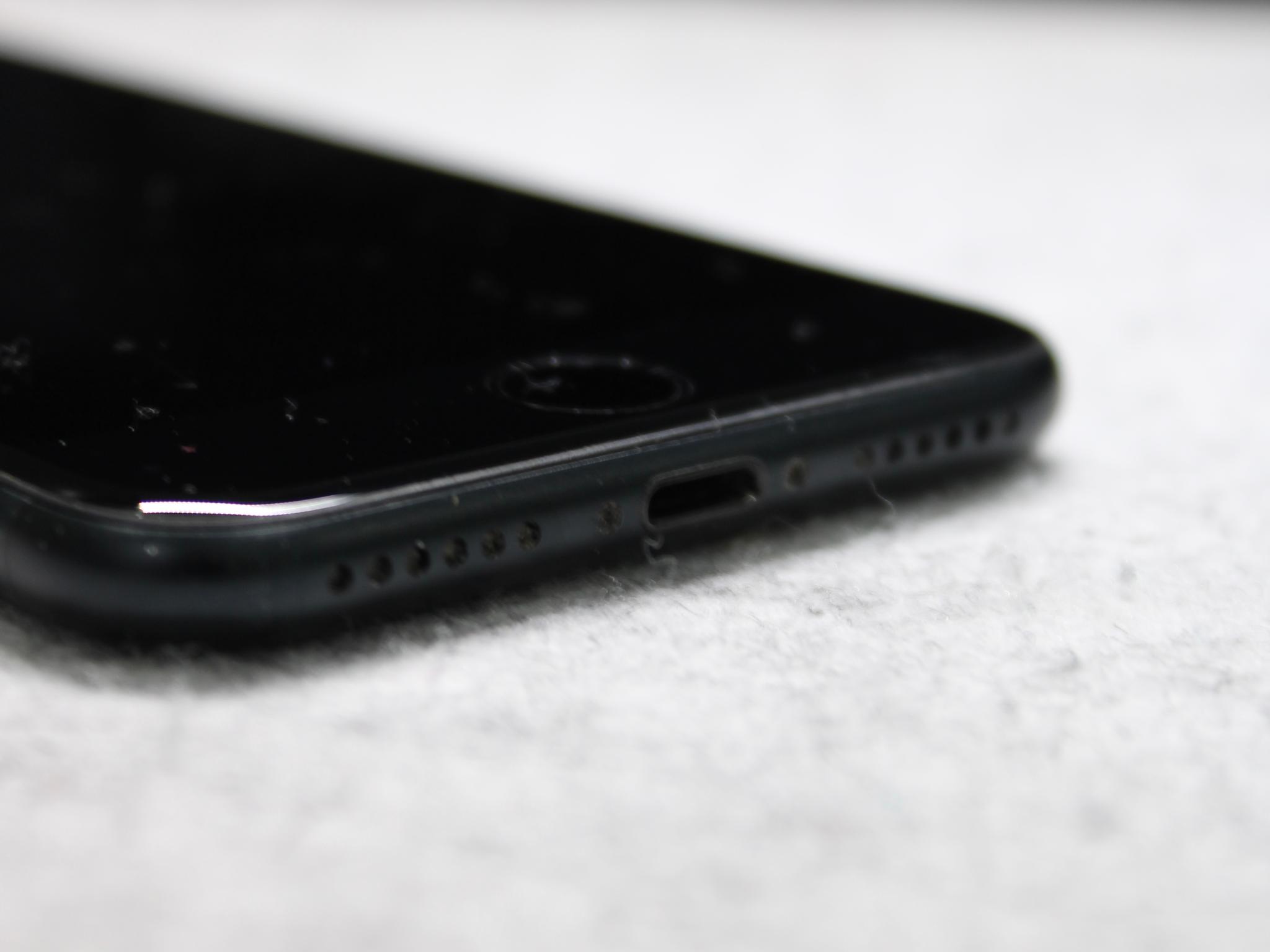 iPhone SE 2022 Unlocked With Mous case