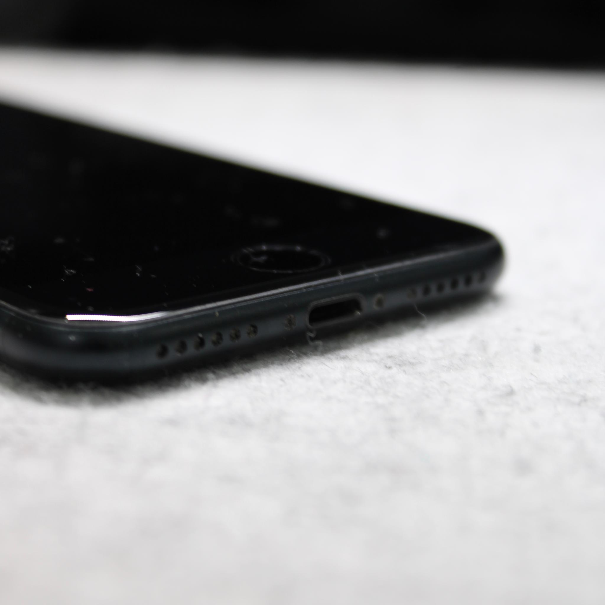 iPhone SE 2022 Unlocked With Mous case