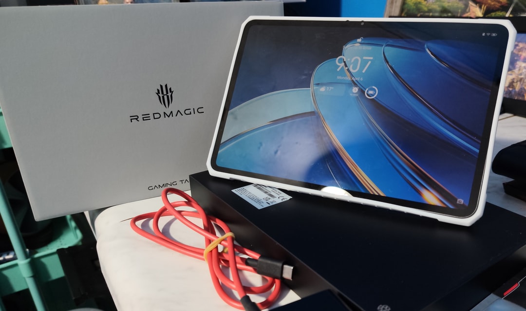REDMAGIC ASTRA GAMING TABLET 12GB MEMORY 256GB STORAGE ECLIPSE