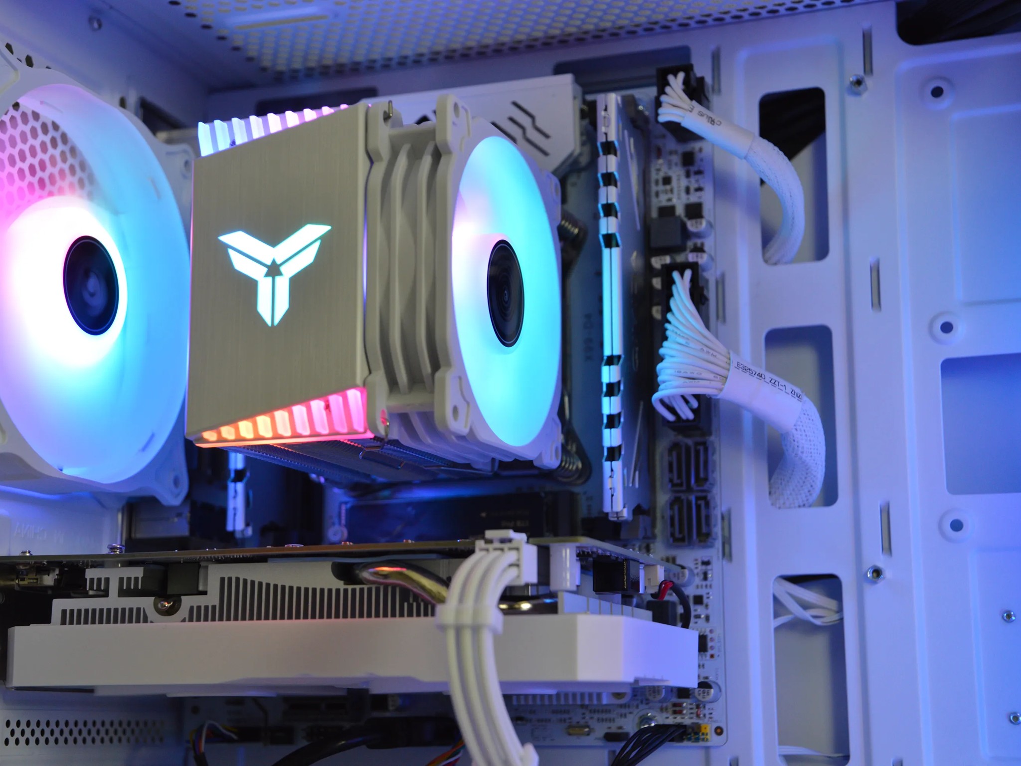 ⚪⚪| RX 580 8GB | INTEL XEON E5 2670 V3 | 16GB RAM | 1TB SSD | White-Out 3.0 |