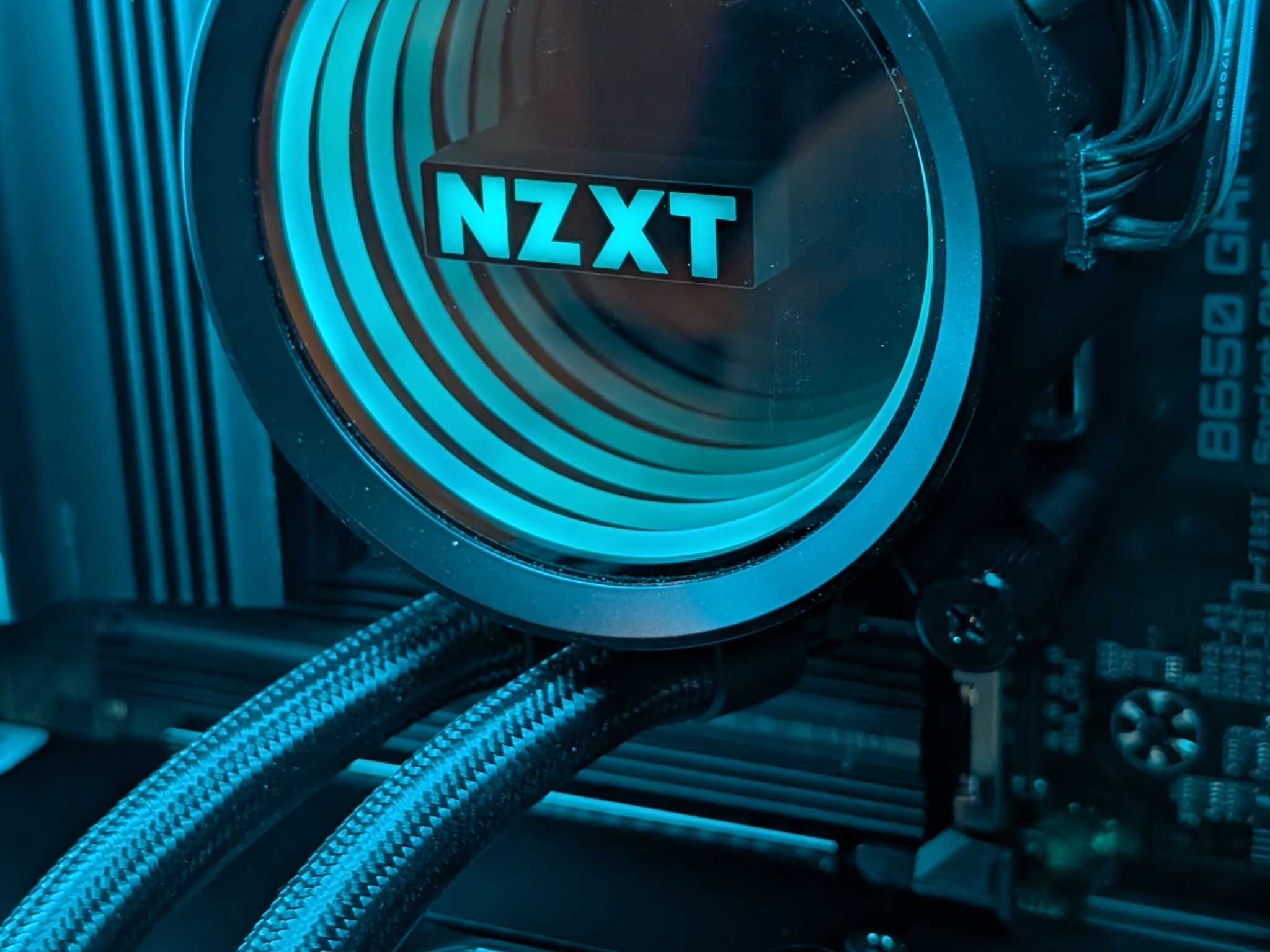 Fractal North Wood Gaming RGB PC - Ryzen 5 7600X / Radeon RX 7700XT 12GB / 32GB DDR5 / 2TB SSD / AIO