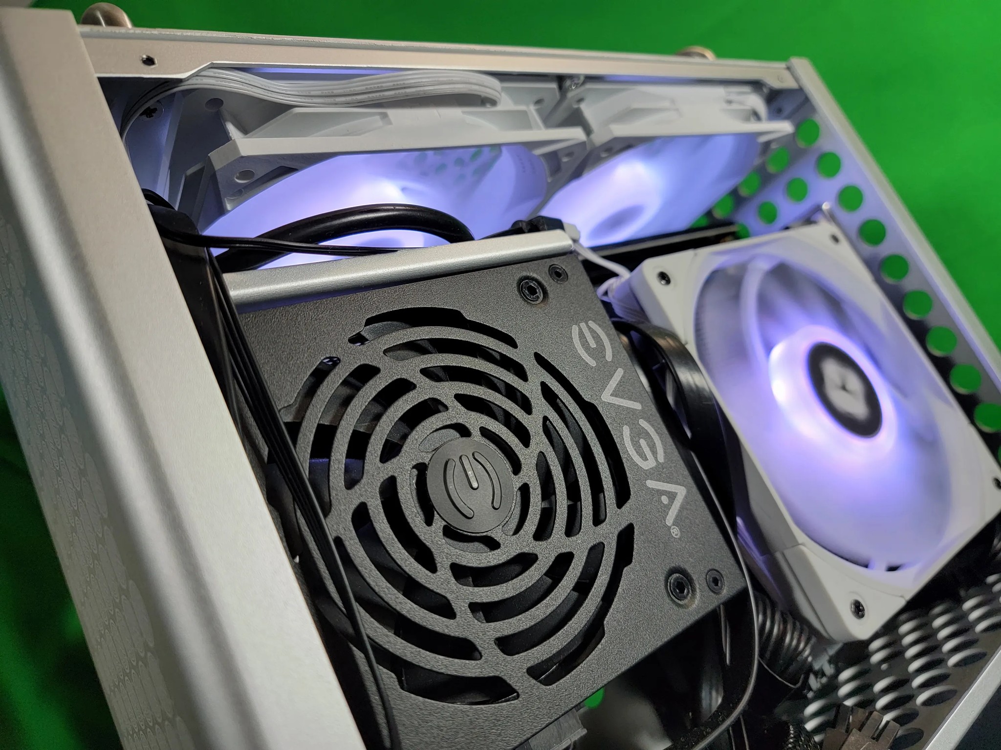 Frosty: Midrange ITX Gaming PC (Ryzen 5 3600, RTX 3060 12gb, 16gb DDR4, 512gb nvme+1tb ssd)
