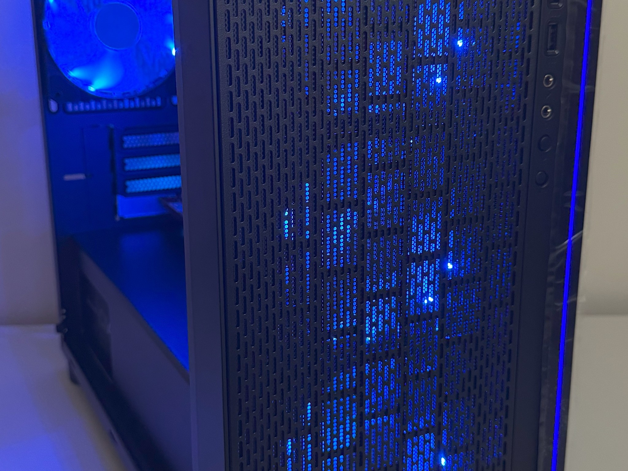 AMD Ryzen 5 5600GT Gaming PC Radeon Vega 7 Graphics GIGABYTE B550M K B550 Thermaltake Versa H18 Case