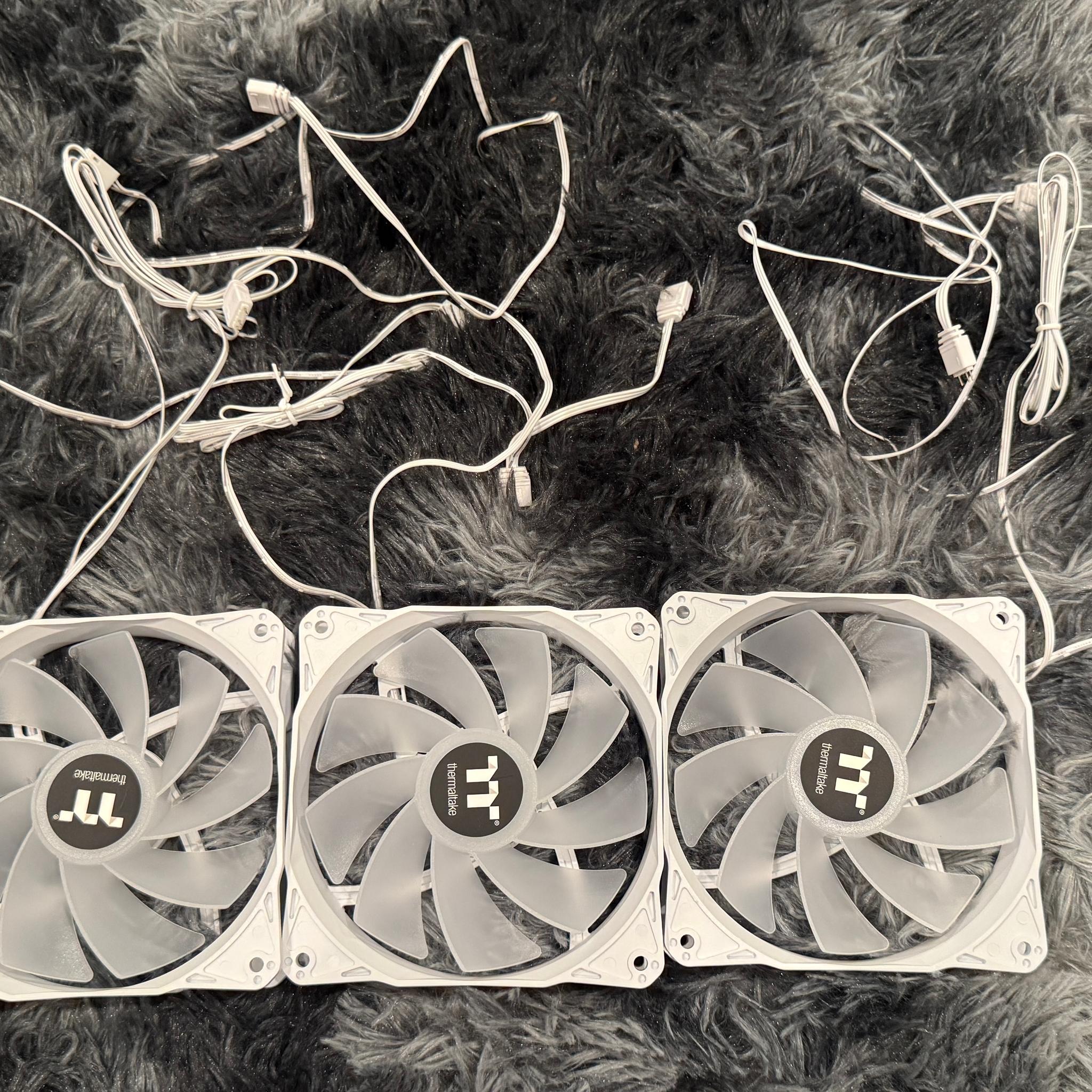 Thermaltake White Reverse 120mm x3 argb case fans