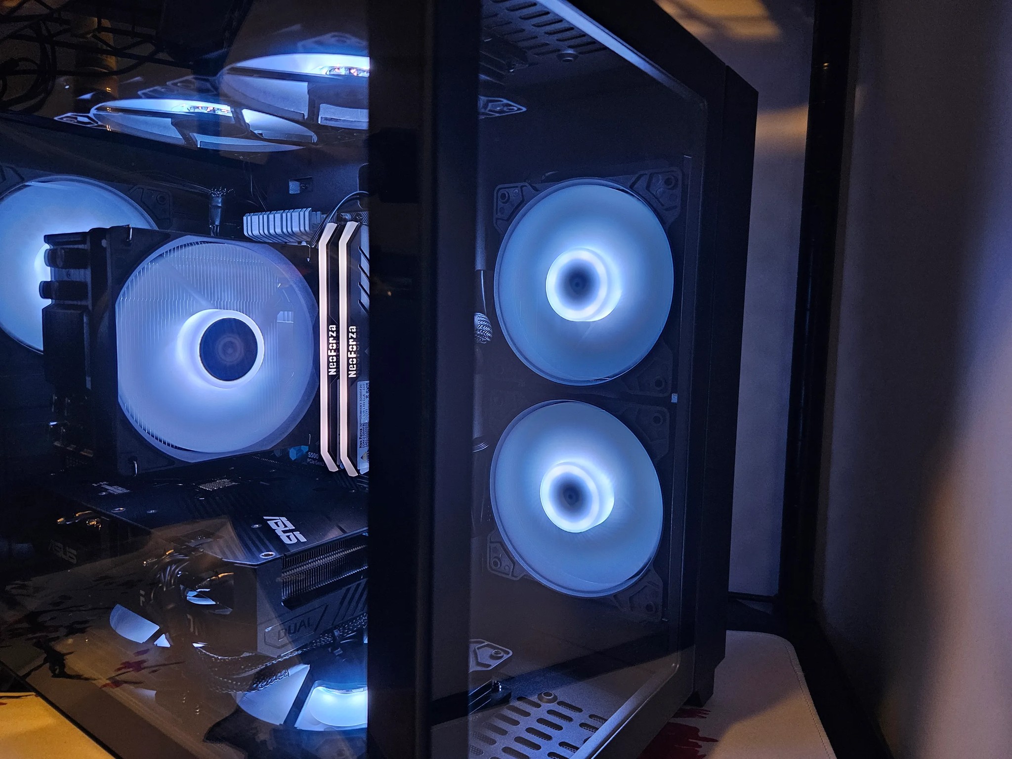Dark Side Gaming RIG Ryzen 5 / 16GB / 1TB SSD / RX 7600