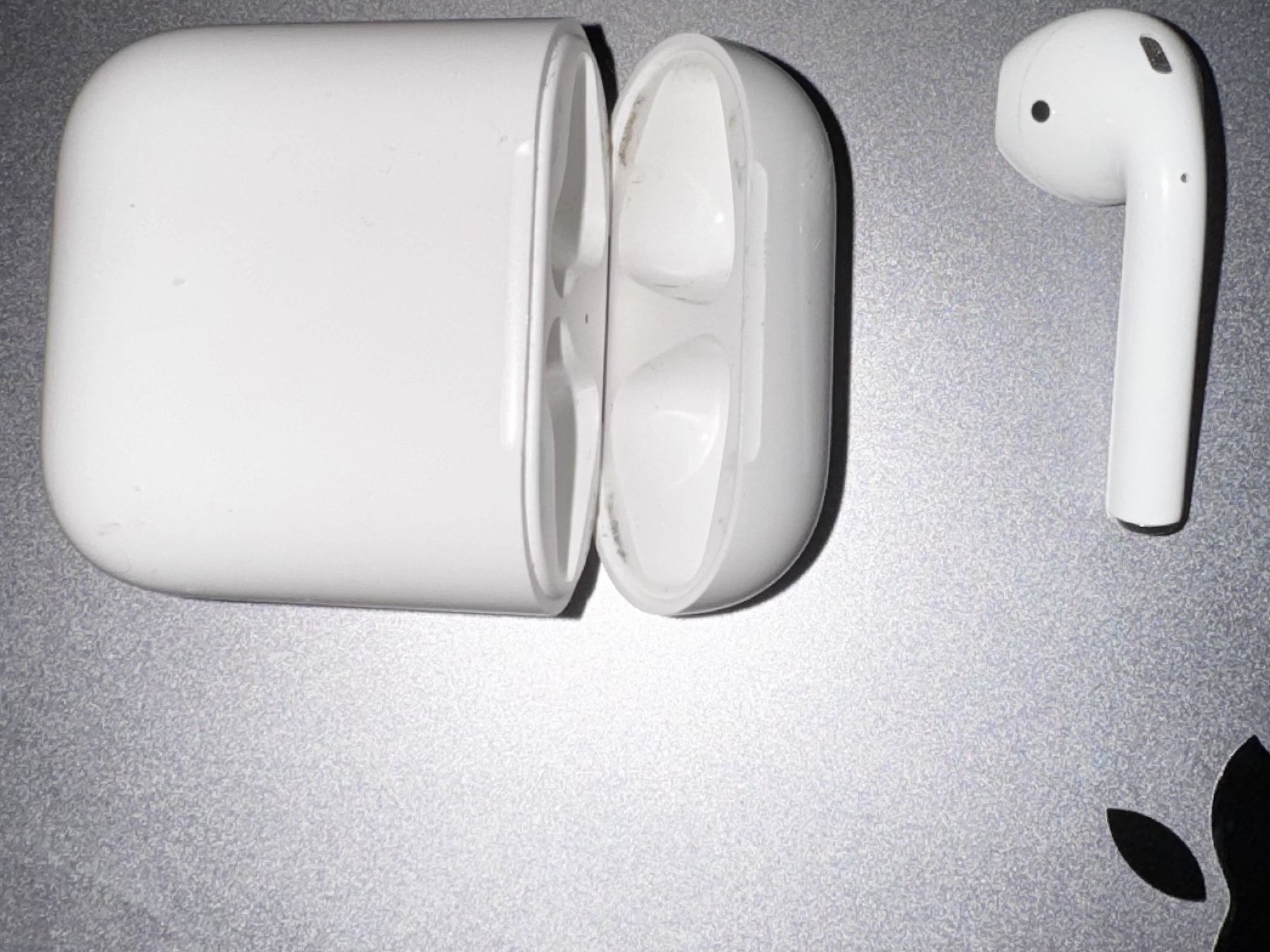 Apple Airpods 1st Generation Wireless Earbuds | Charging Case and Left Earbud ONLY A1602