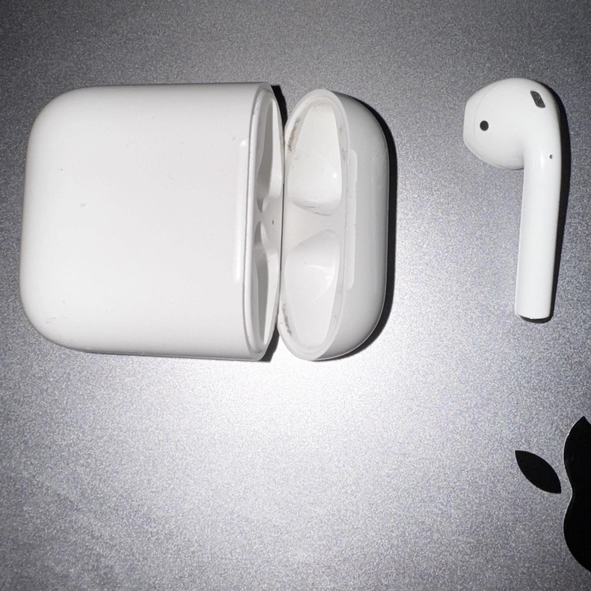 Apple Airpods 1st Generation Wireless Earbuds | Charging Case and Left Earbud ONLY A1602