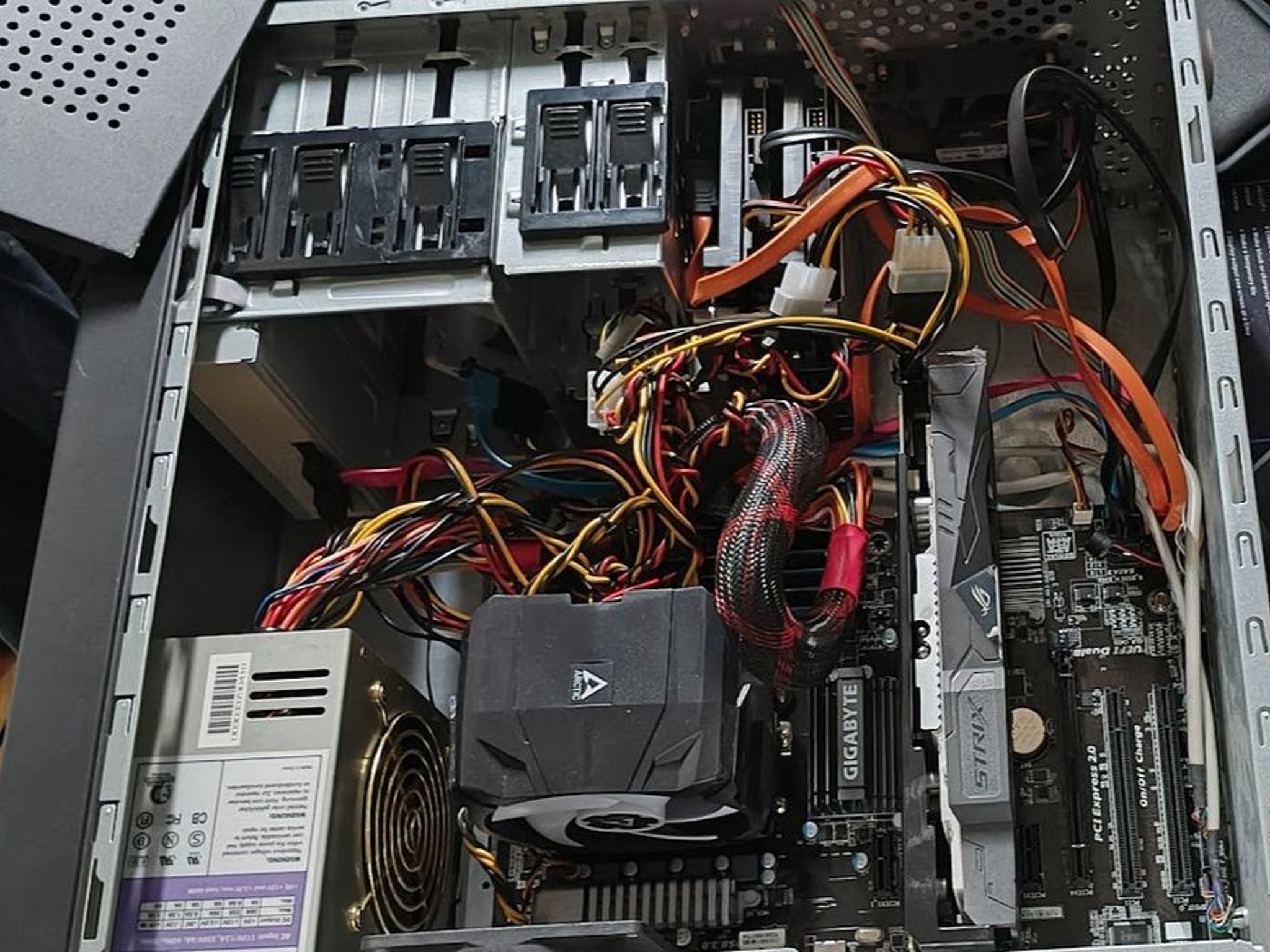 Old gaming PC, perfect for your little brother