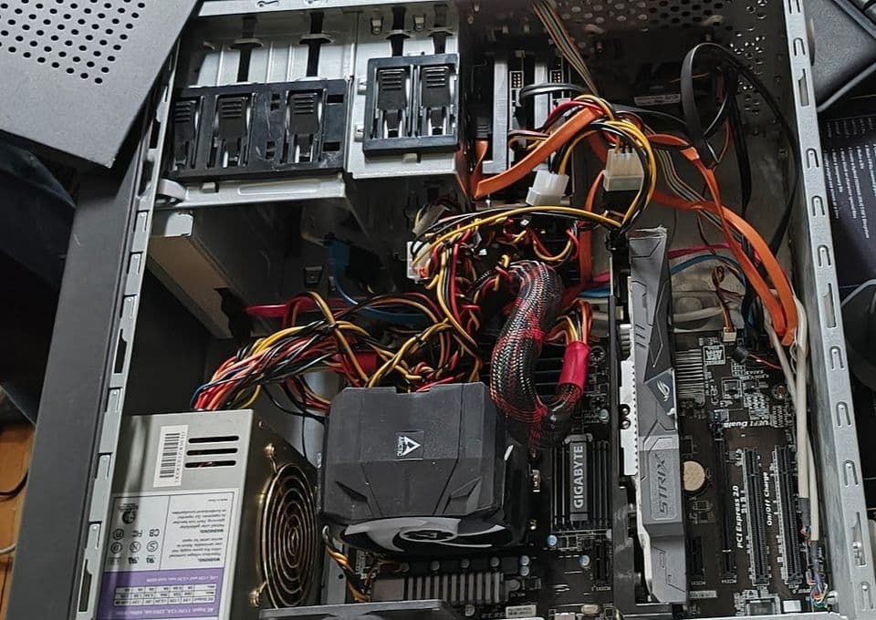 Old gaming PC, perfect for your little brother