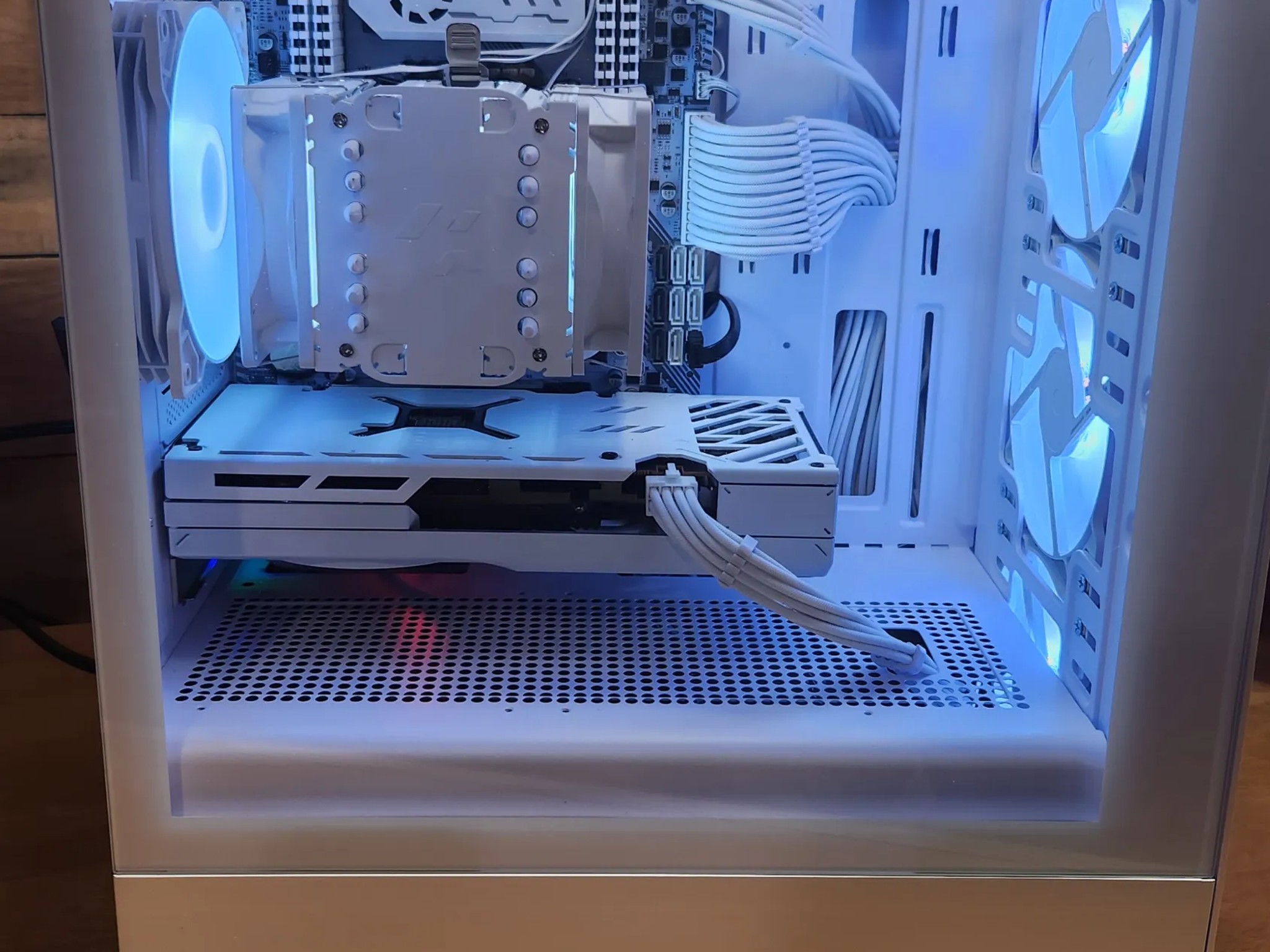 WHITE GAMING PC RX 7600, i7-6850k, 32GB RAM, 512GB SSD