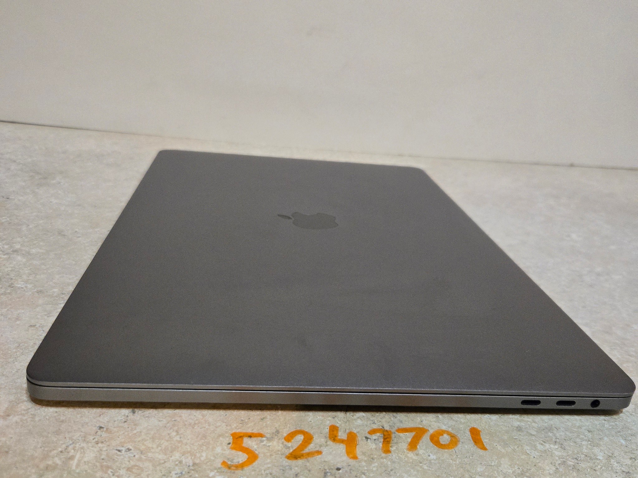 Apple Macbook Pro 15 inch Laptop - 2018 - 512GB - intel i7 - Model A1990