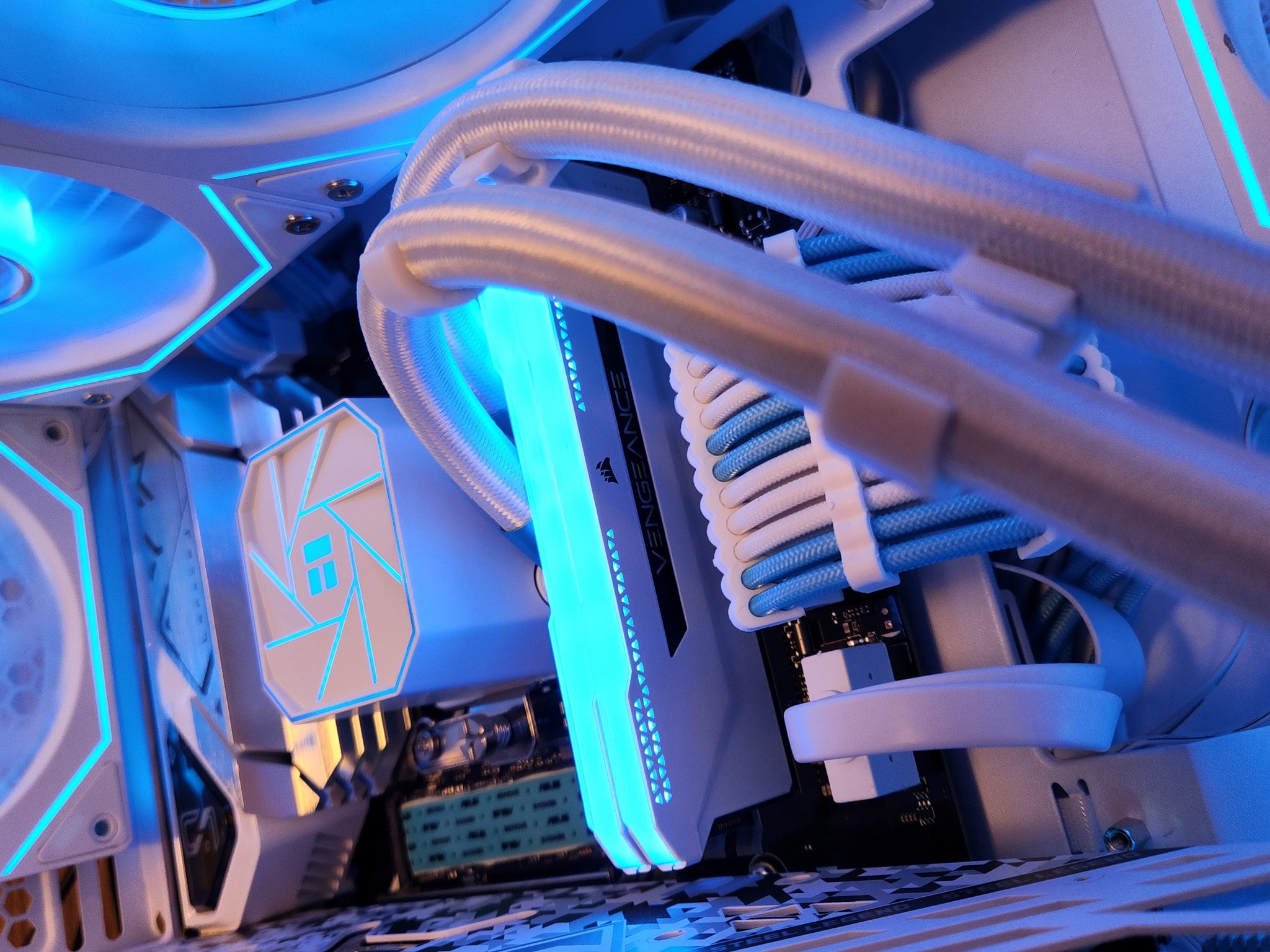 RX 7800 XT 16GB Gaming PC – i7-12700K – 32GB RAM –  NVMe – 1440p Ultra - win11/BT - white