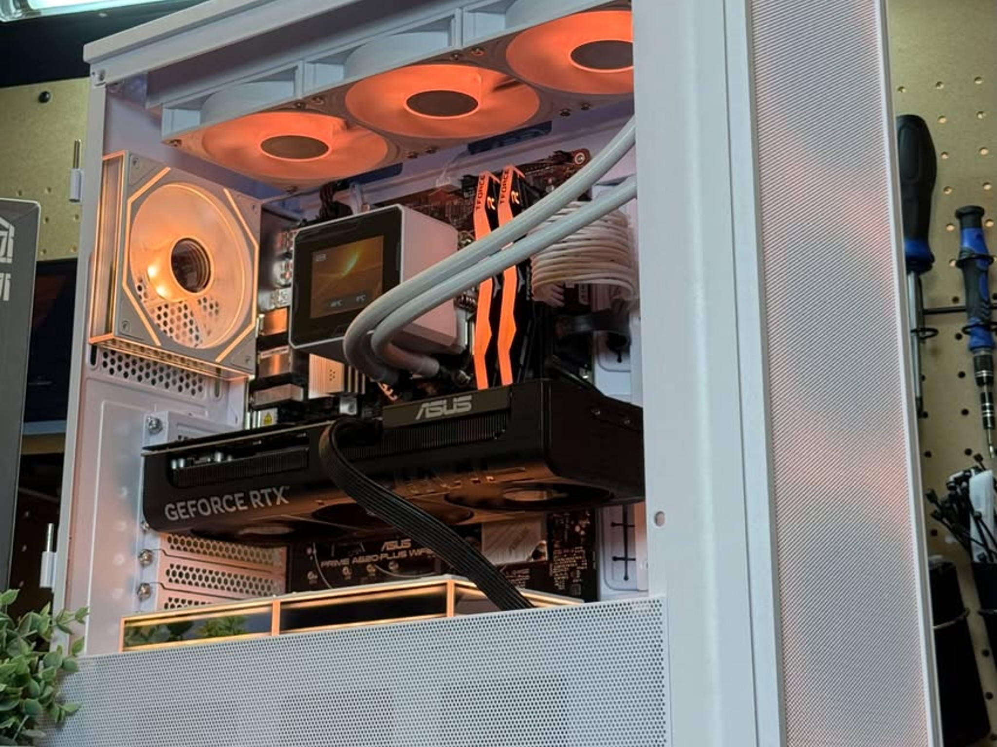 Pristine New Gaming / Streaming PC | RTX 5070 | Ryzen 7 7700 | 32GB DDR5 RAM | 1TB | Windows 11