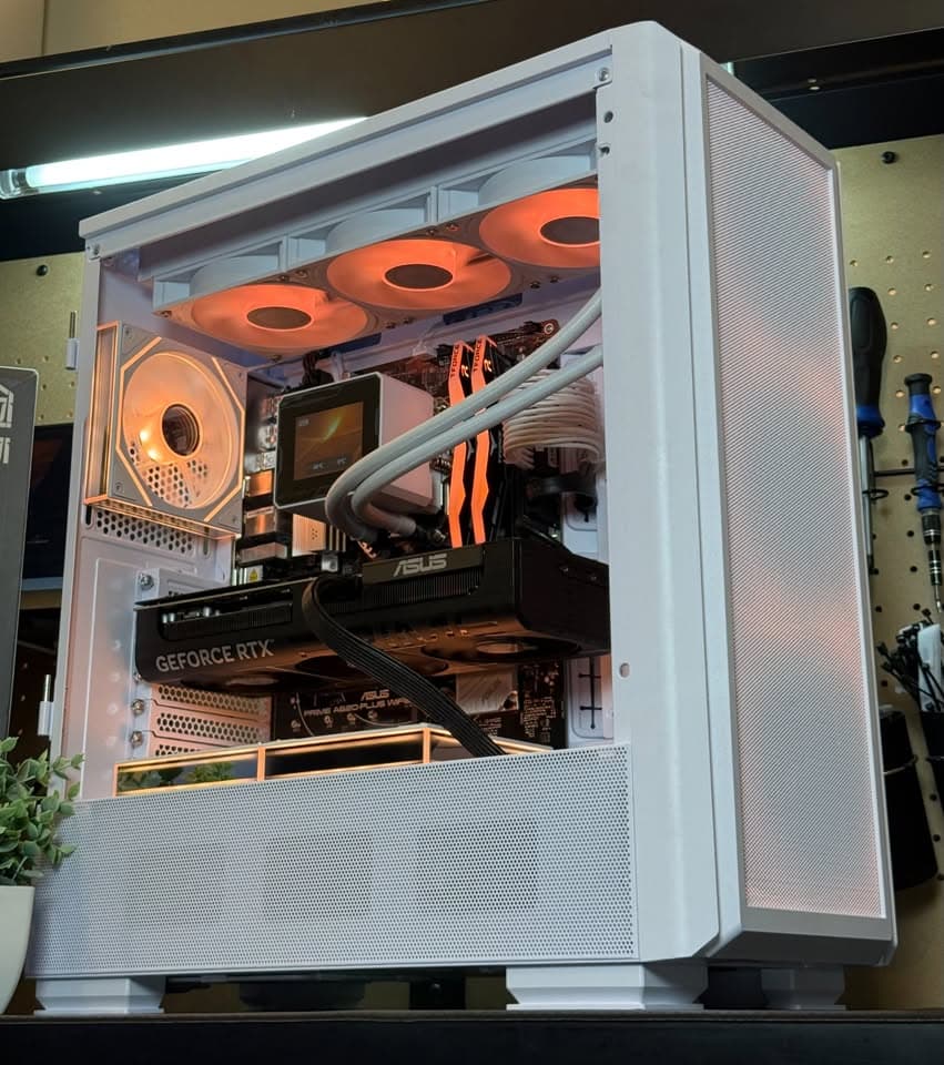 Pristine New Gaming / Streaming PC | RTX 5070 | Ryzen 7 7700 | 32GB DDR5 RAM | 1TB | Windows 11