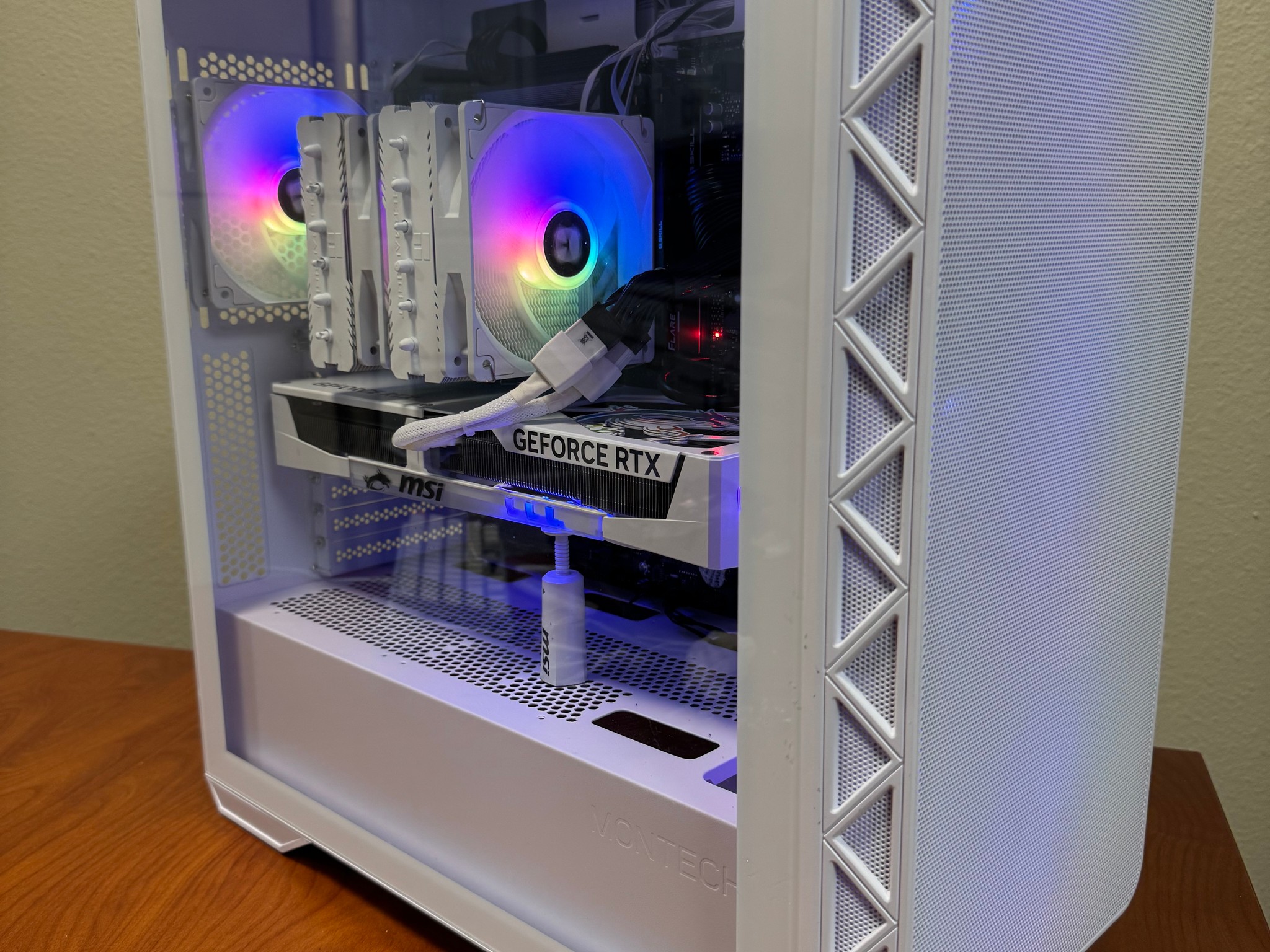 RTX 5070 - R5 9600X - 32gb DDR5 6000 - 2TB NVME SSD - 3x 140mm RGB fans