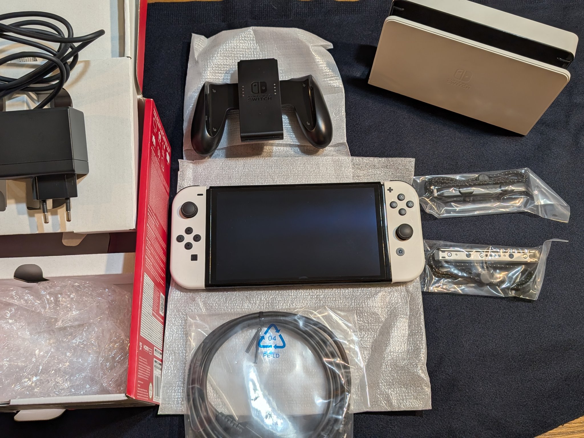 Switch OLED White (Used but like new) w/ original packaging