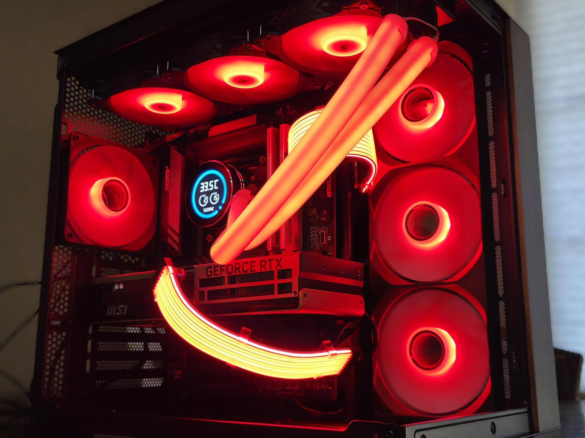 The Sentinel! 🛡️– Core Ultra 7 265KF • RTX 5070 Ti • 32GB DDR5 • 2TB NVMe • Temp Display