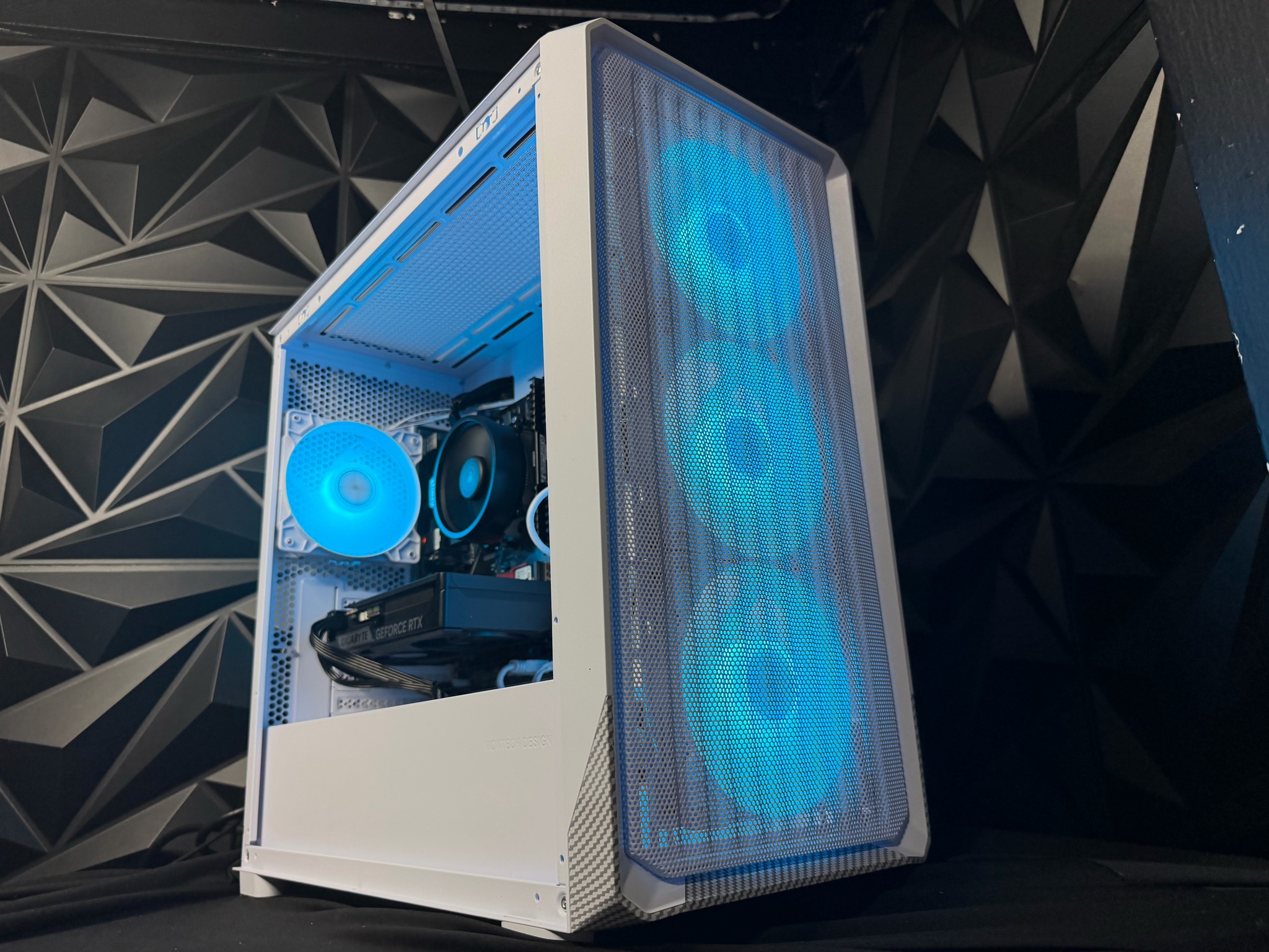 🖤🔥 BLACK GUTS 5560 🔥🖤 Ryzen 5 5500| RTX 5060| 16 GB DDR4| 750 GB NVMe|650W PSU