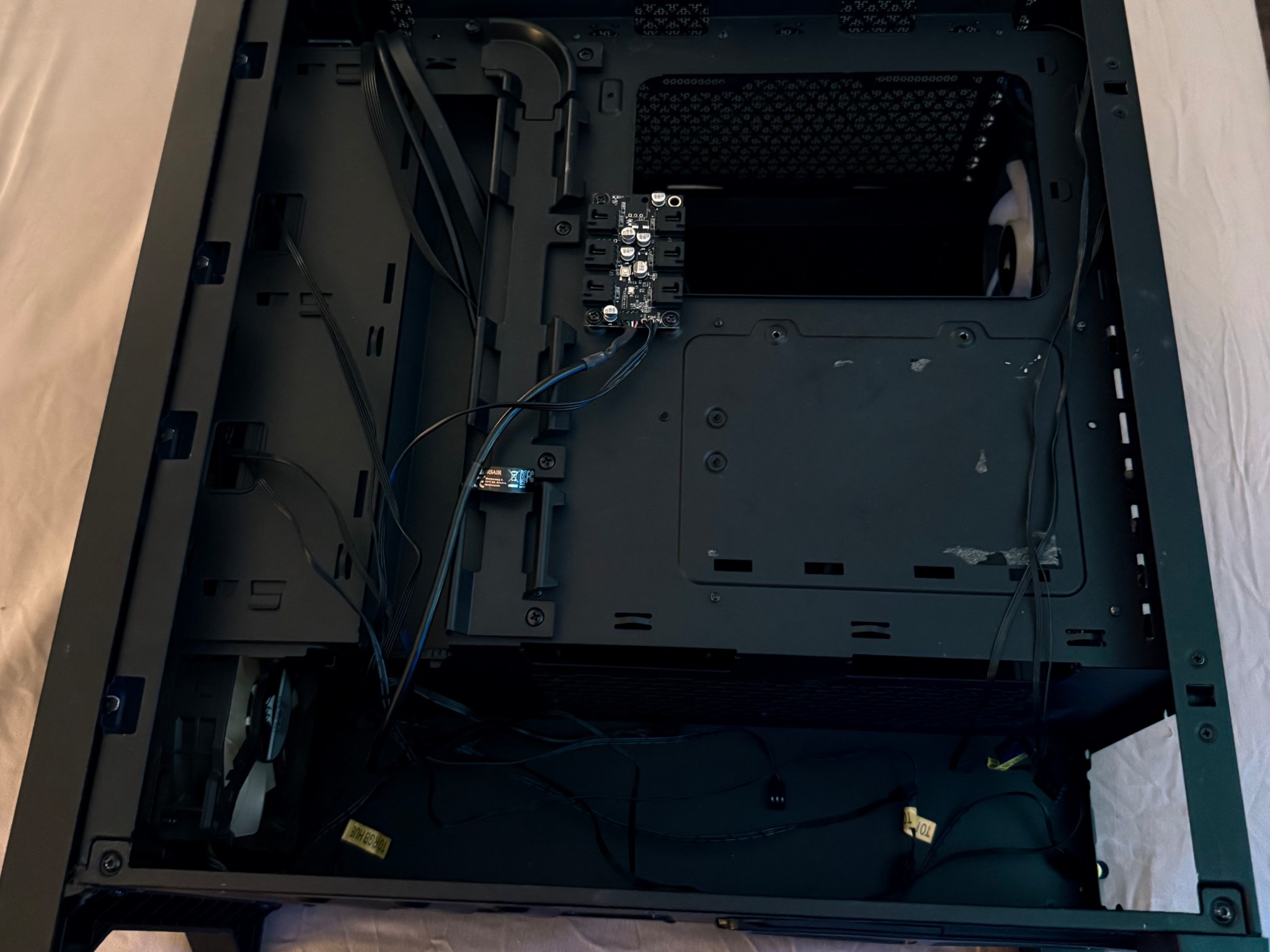 CORSAIR iCUE 4000X RGB w/ 4x pre-installed iCUE RGB Fans & Hub