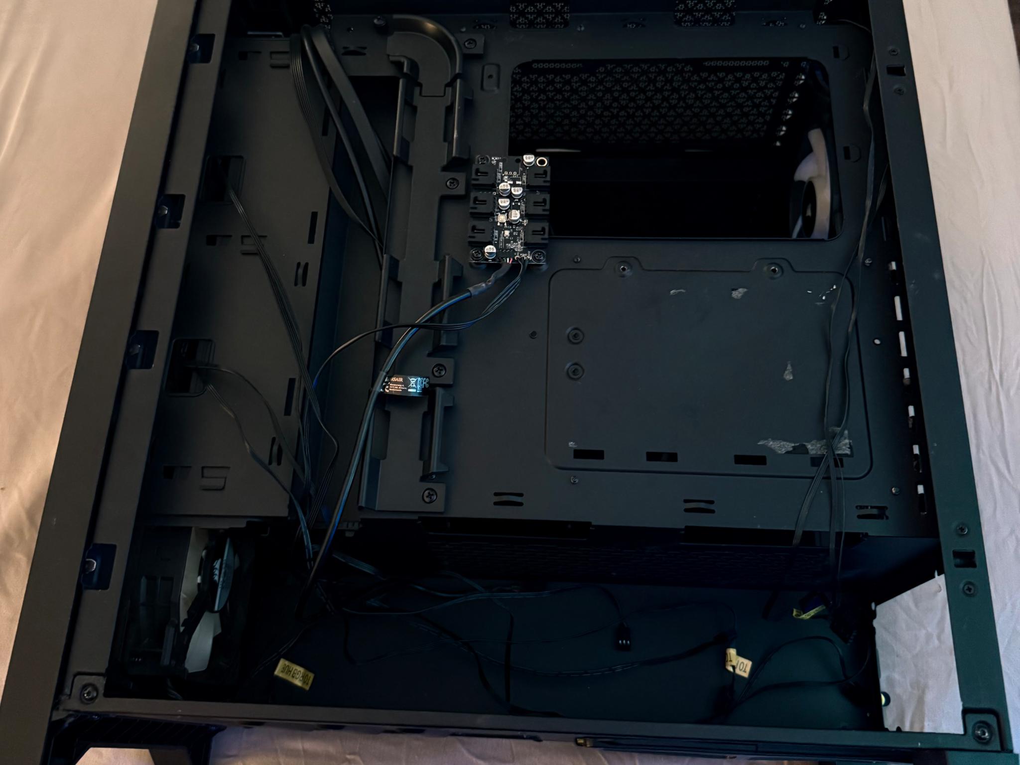 CORSAIR iCUE 4000X RGB w/ 4x pre-installed iCUE RGB Fans & Hub