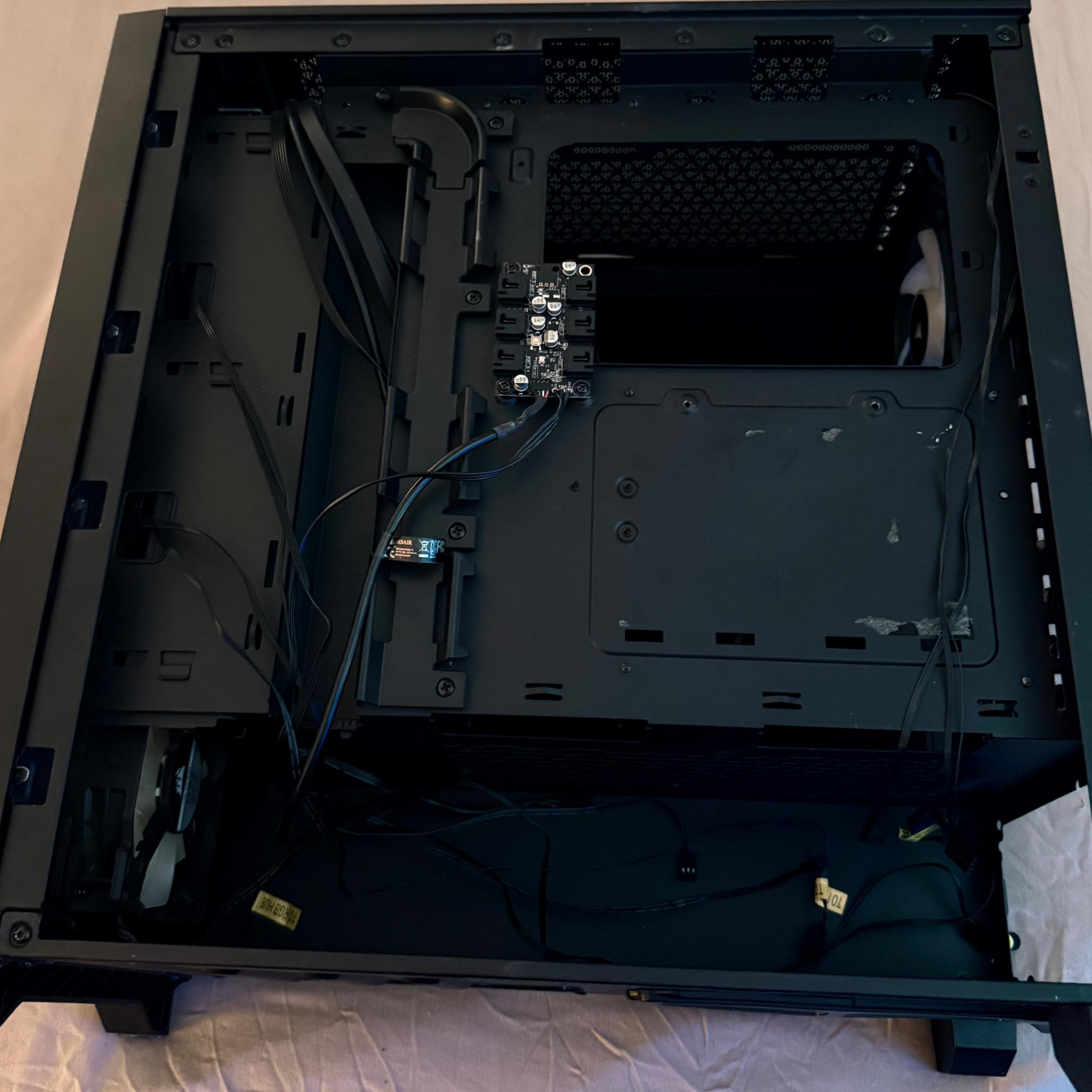 CORSAIR iCUE 4000X RGB w/ 4x pre-installed iCUE RGB Fans & Hub