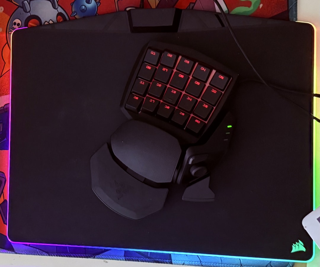 Razer Orbweaver Chroma Gaming Keypad + Corsair MM800 RGB POLARIS Gaming ...