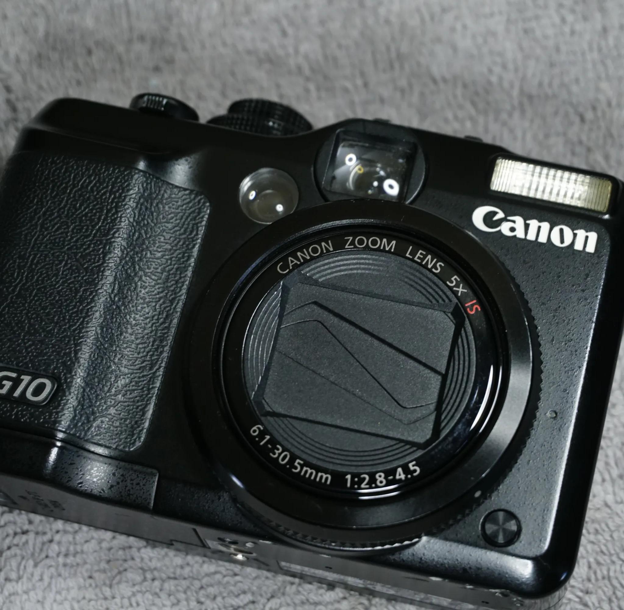 Canon PowerShot G10 14.7MP Digital Camera WITH 2 Batteries & Charger