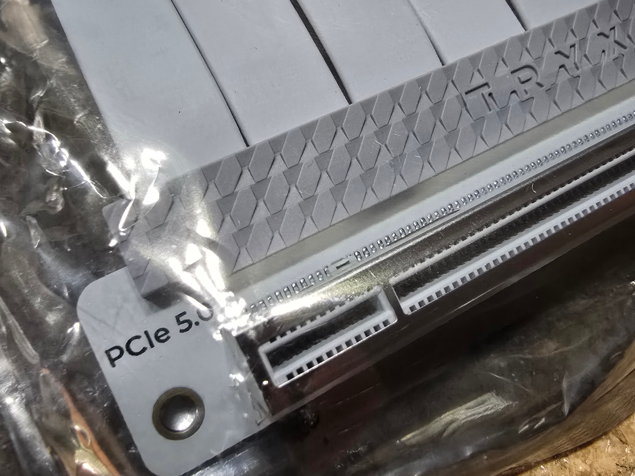 TRYX String PCIE 5.0 x 16 White Riser Cable 300mm 128GB/s Vertical Graphic Card/GPU Mount sealed