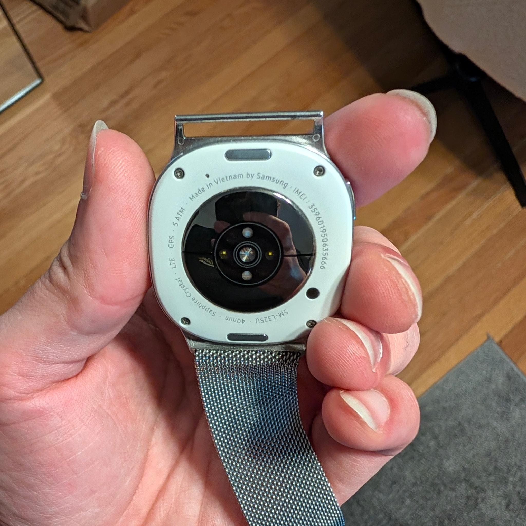 Samsung Galaxy Watch 8 40mm LTE (4G) - Excellent Condition with Extra Bands & Charger/Accessories