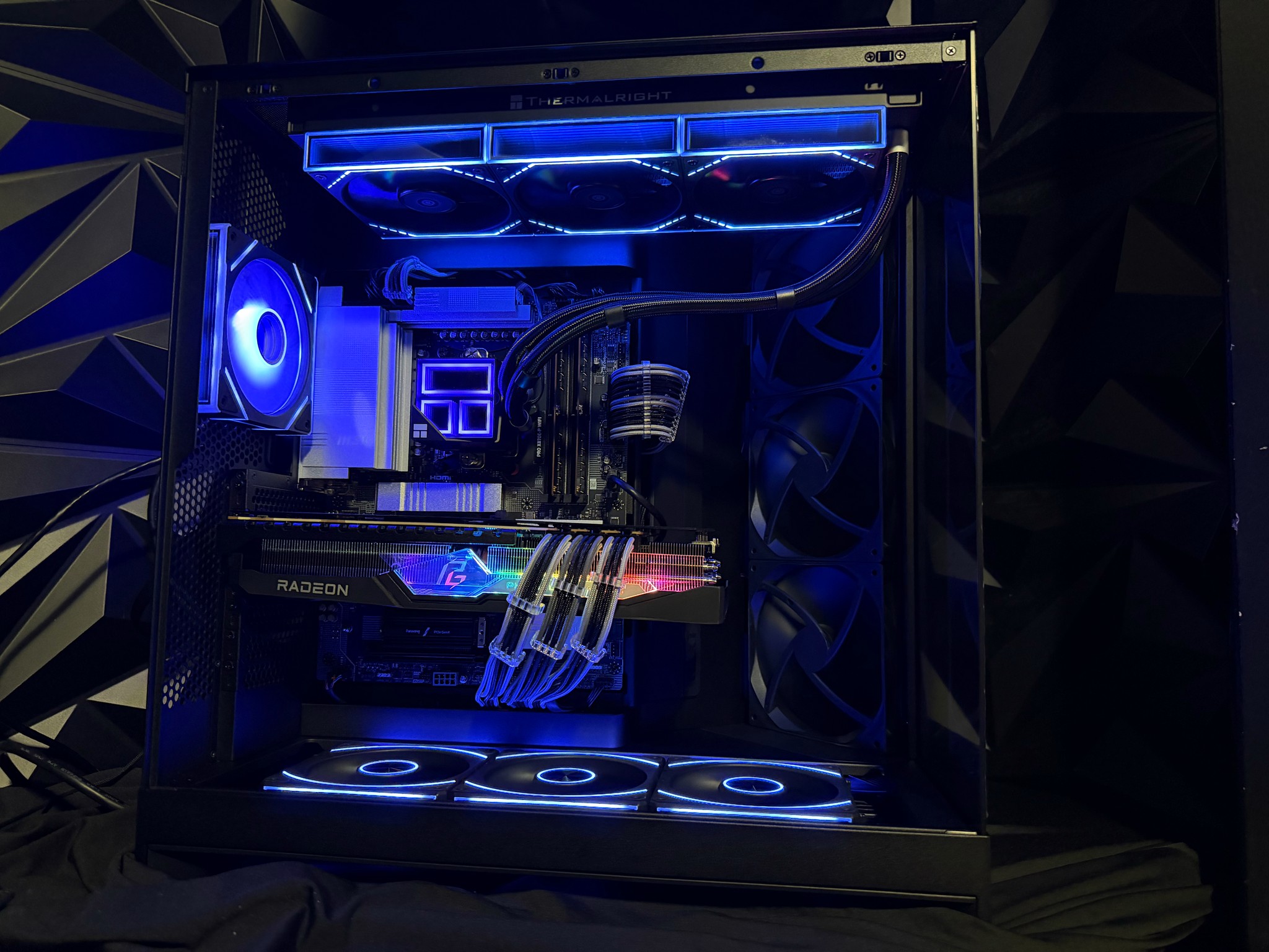 🌌⚡ NEON FLOW ⚡🌌Ryzen 9 9900X| RX 7900 XTX 24 GB | 64 GB DDR5| 4 TB NVMe| 1000W PSU