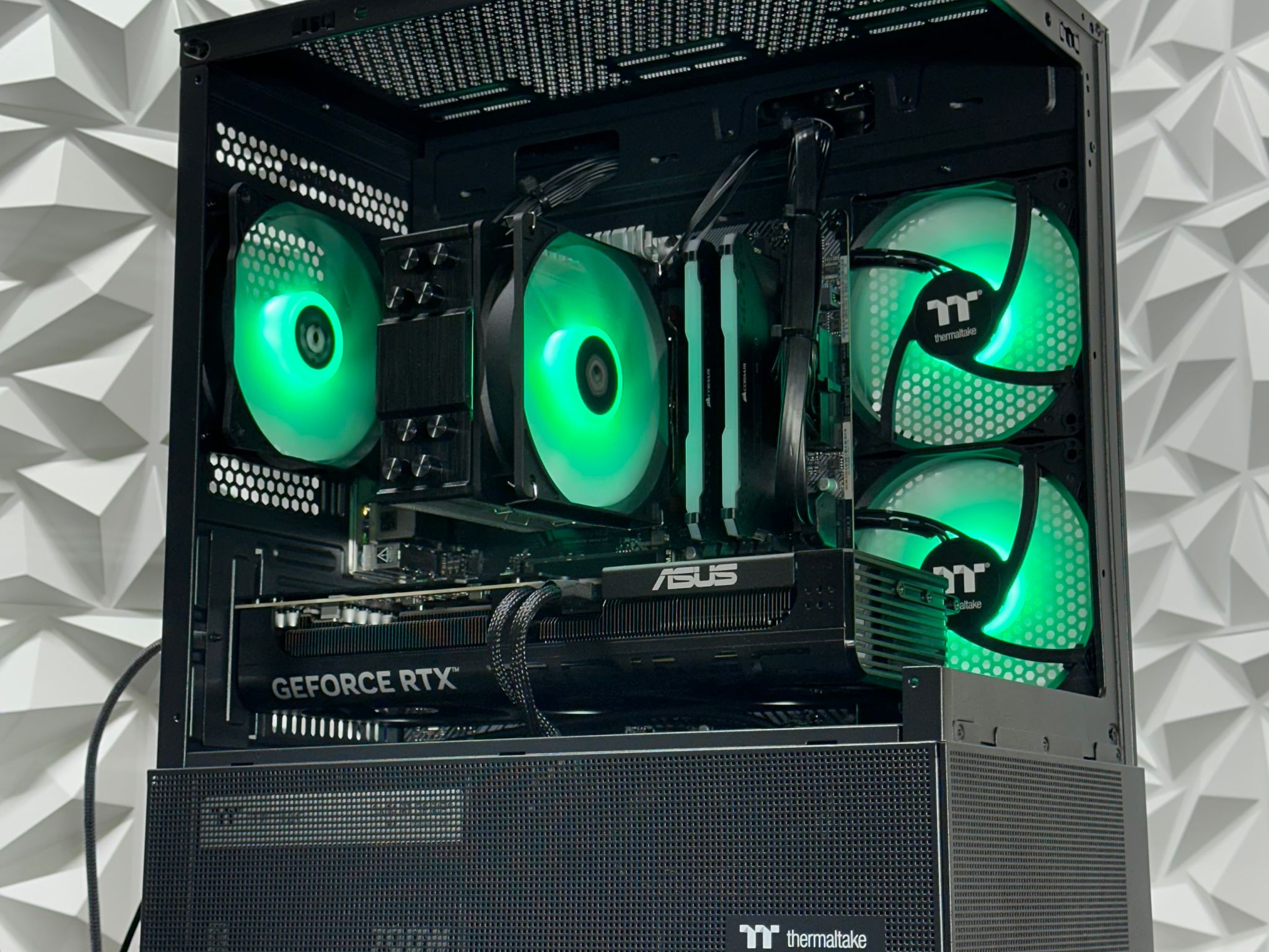 rtx 5070 / Ryzen 7 5800XT / 32GB 3200Mhz ddr4 ram / 1Tb crucial Nvme ssd / Windows 11