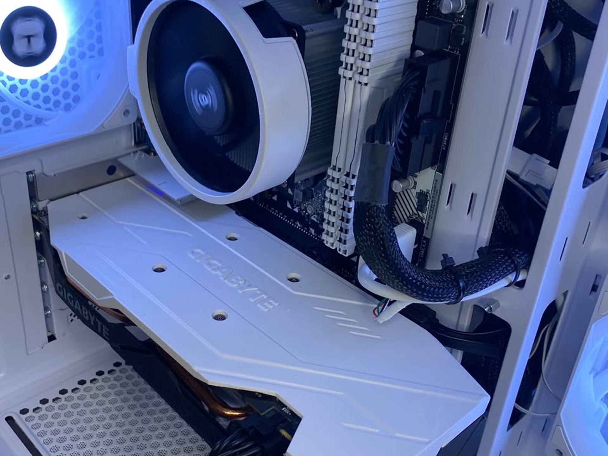 White Gaming PC (GTX 1660 TI 6GB + AMD Ryzen 5 3600 + 16GB DDR4 + HDD + SSD)