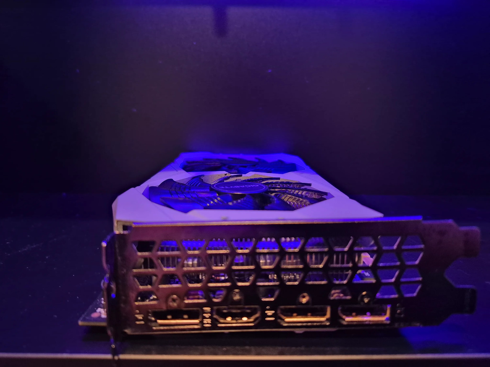 WHITE GIGABYTE RTX 2060 (READ)