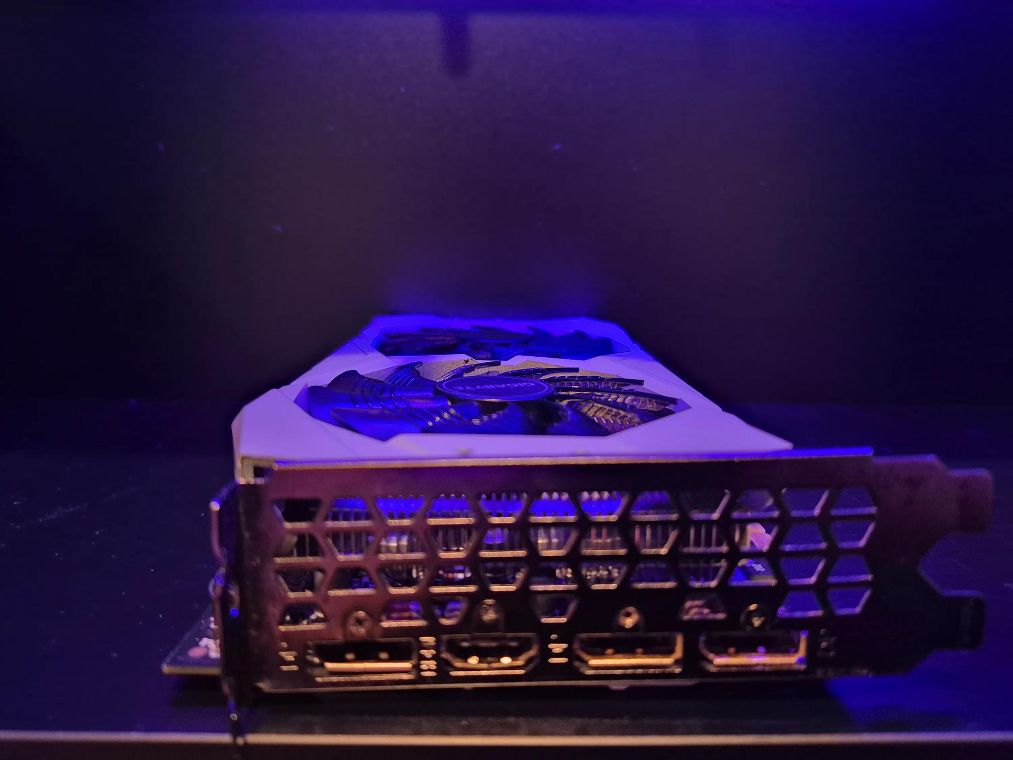 WHITE GIGABYTE RTX 2060 (READ)