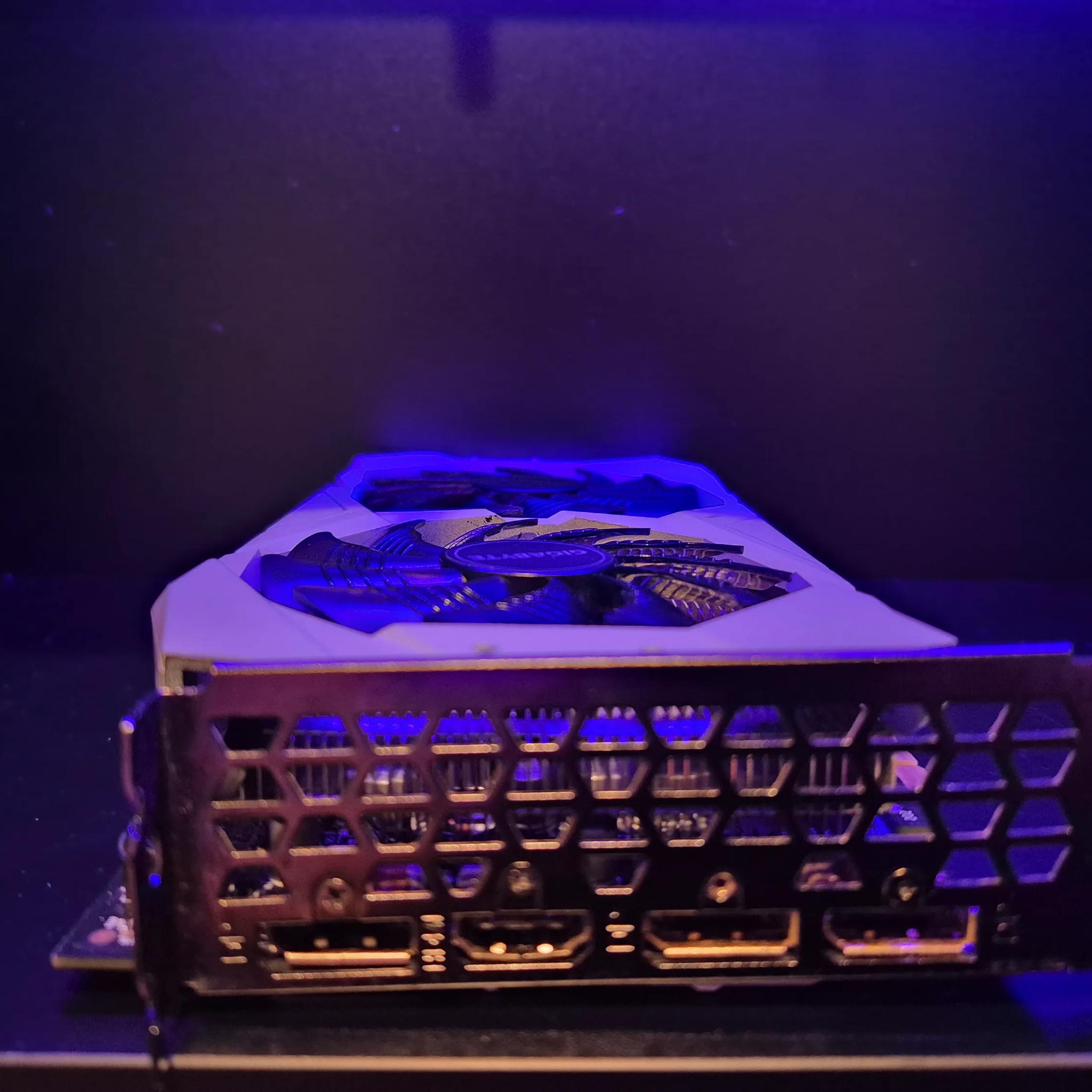 WHITE GIGABYTE RTX 2060 (READ)