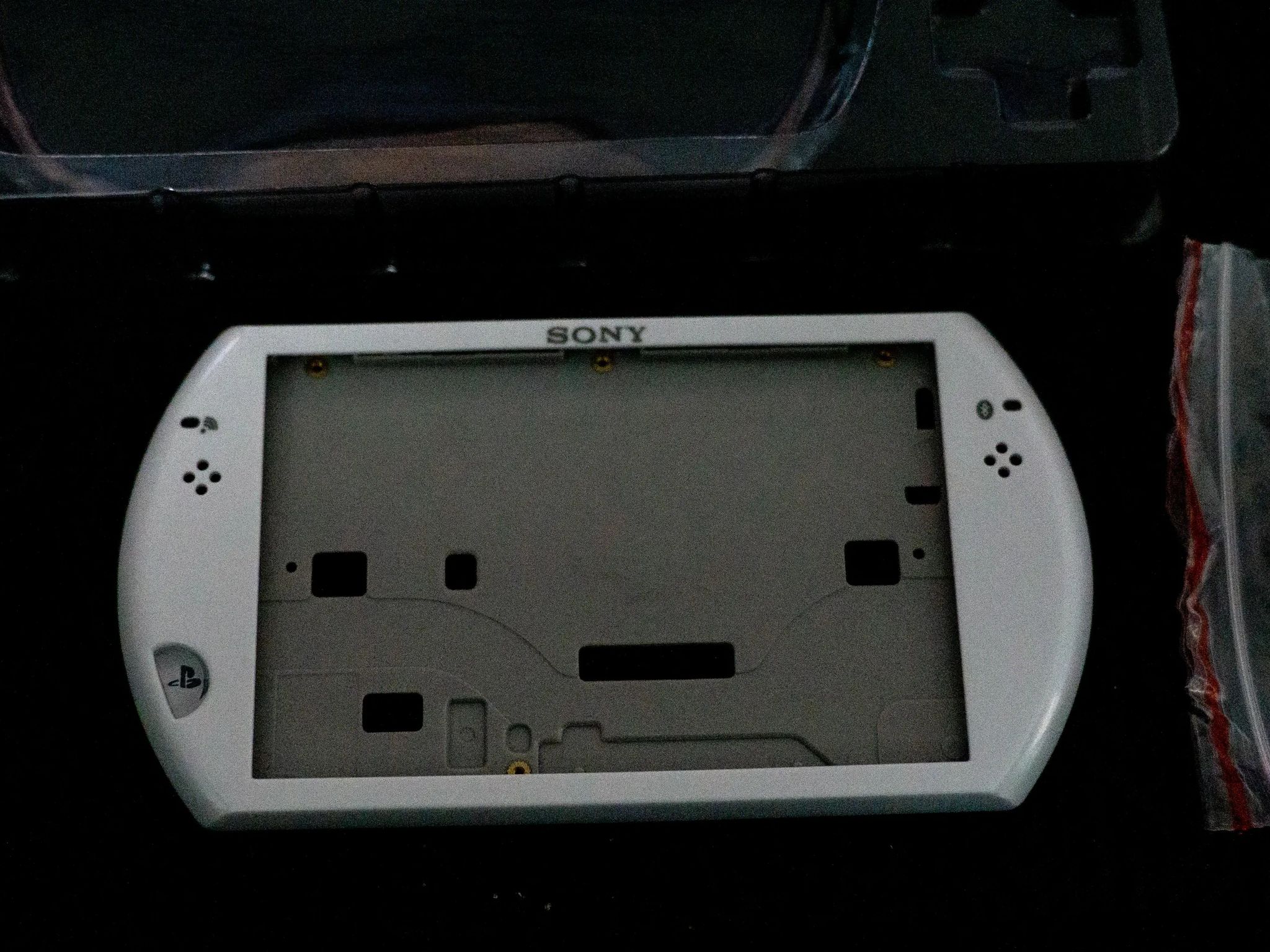 PSP Go White Shell replacement + screen!