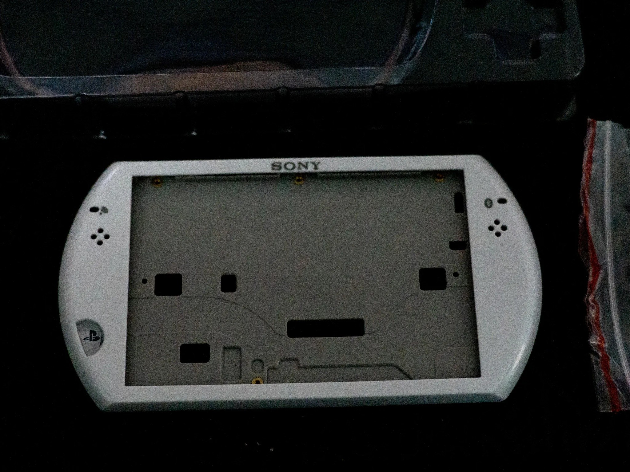 PSP Go White Shell replacement + screen!