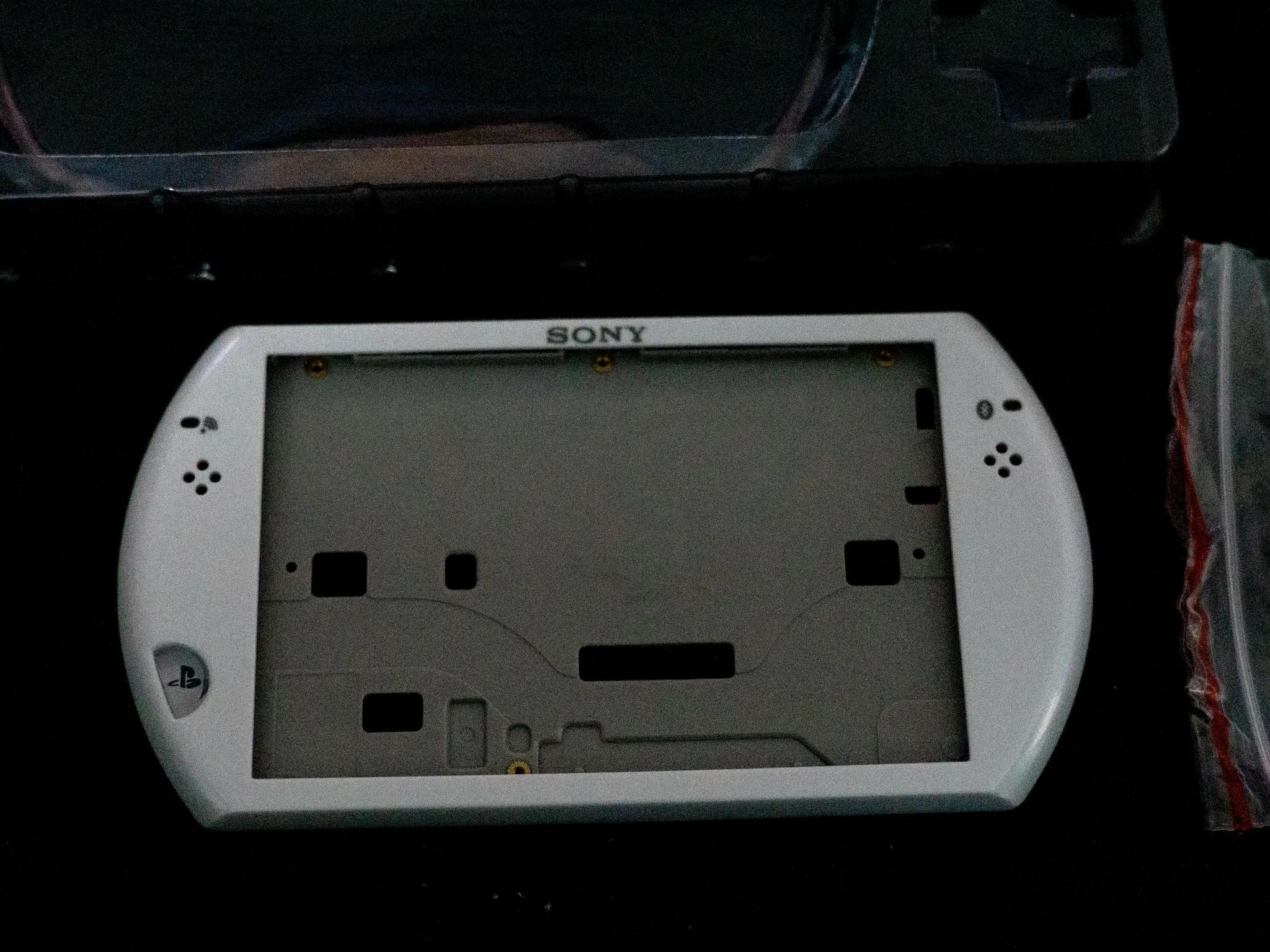 PSP Go White Shell replacement + screen!