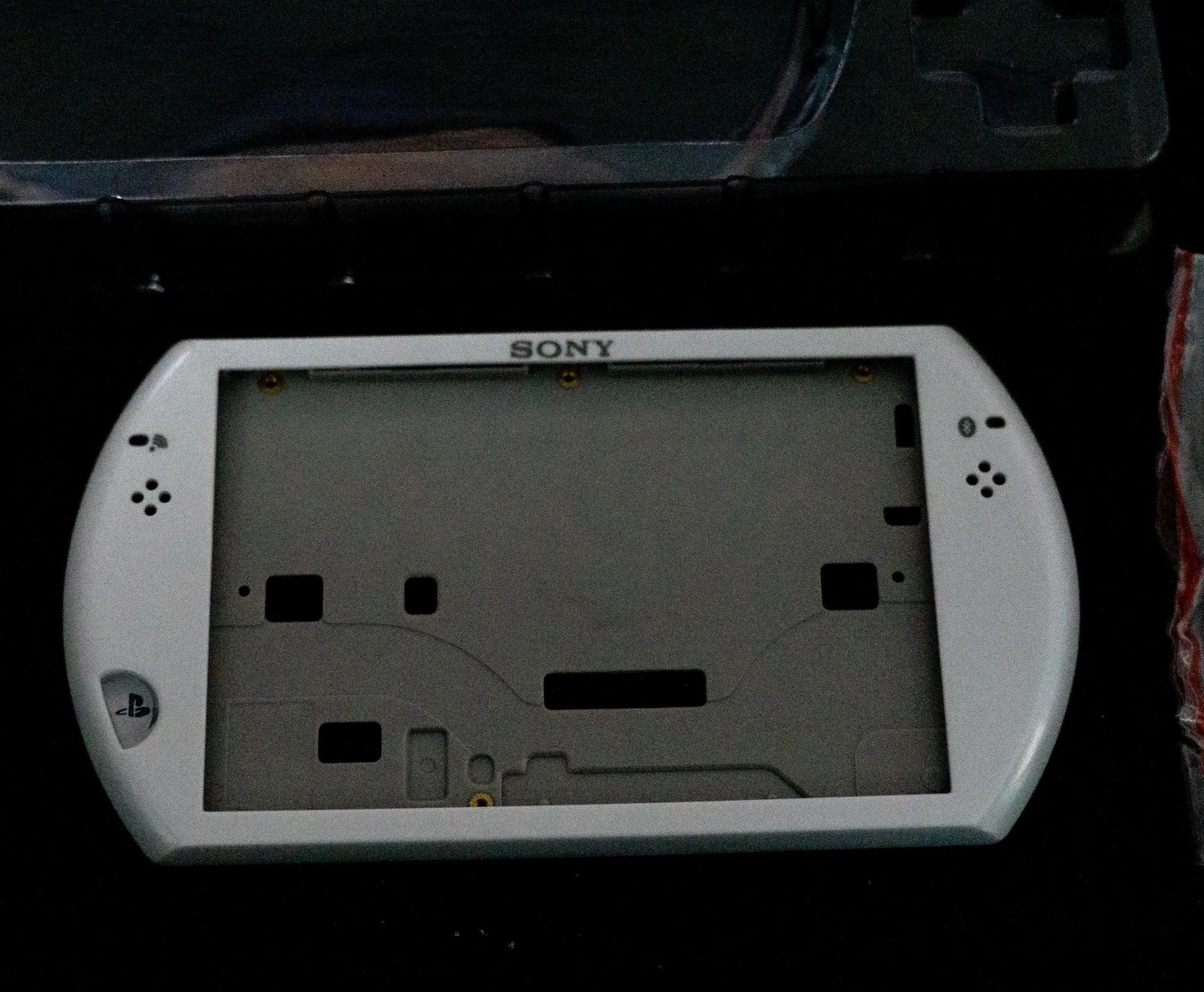 PSP Go White Shell replacement + screen!