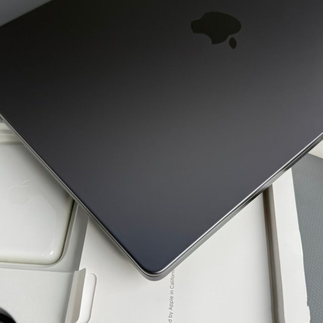 Apple MacBook Pro 16-inch M5 Max 48GB 2TB SSD Space Black – Nano