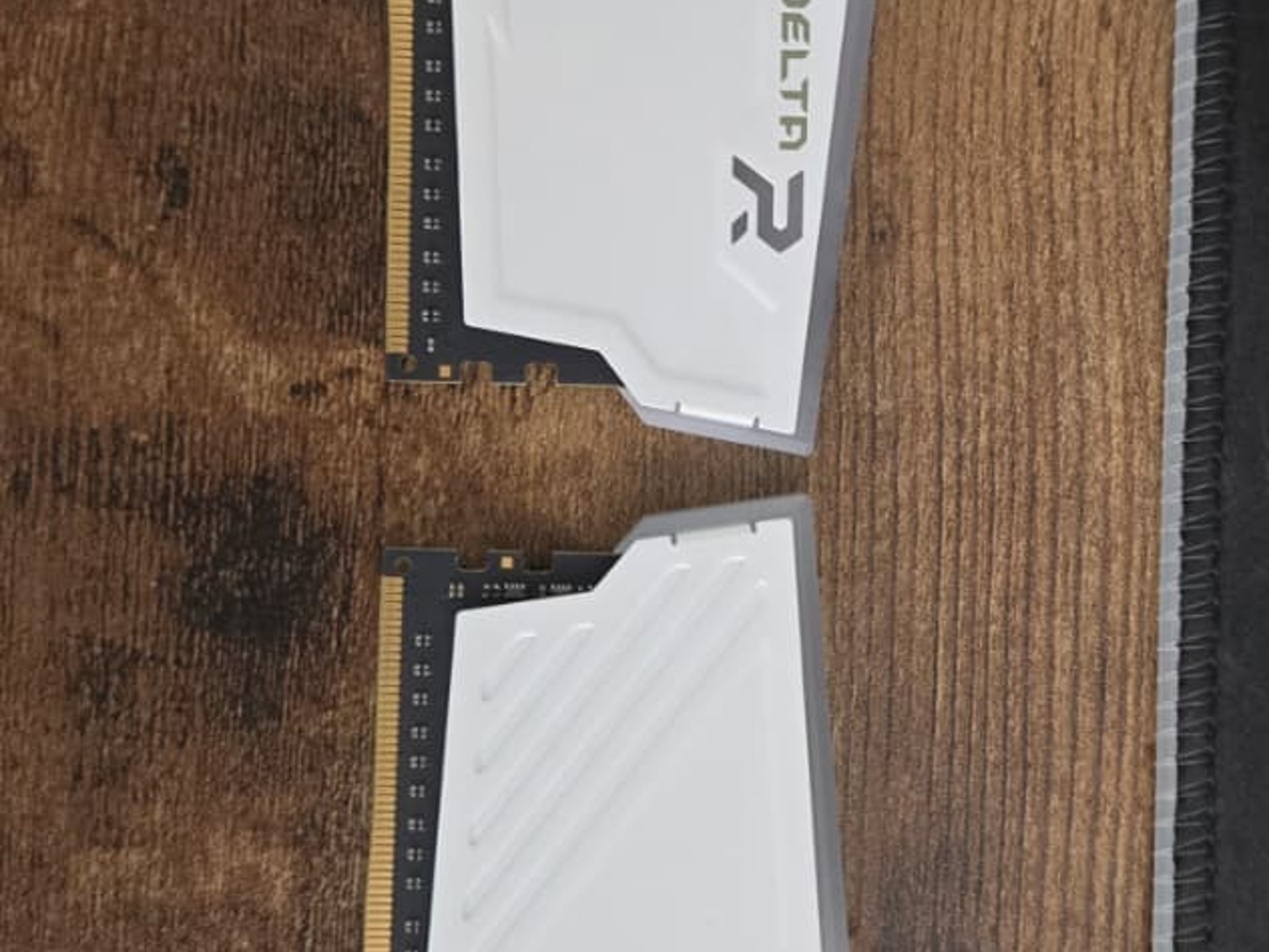 T-FORCE DELTA R 16GB (2×8GB) DDR4-3200 CL16 White RGB RAM