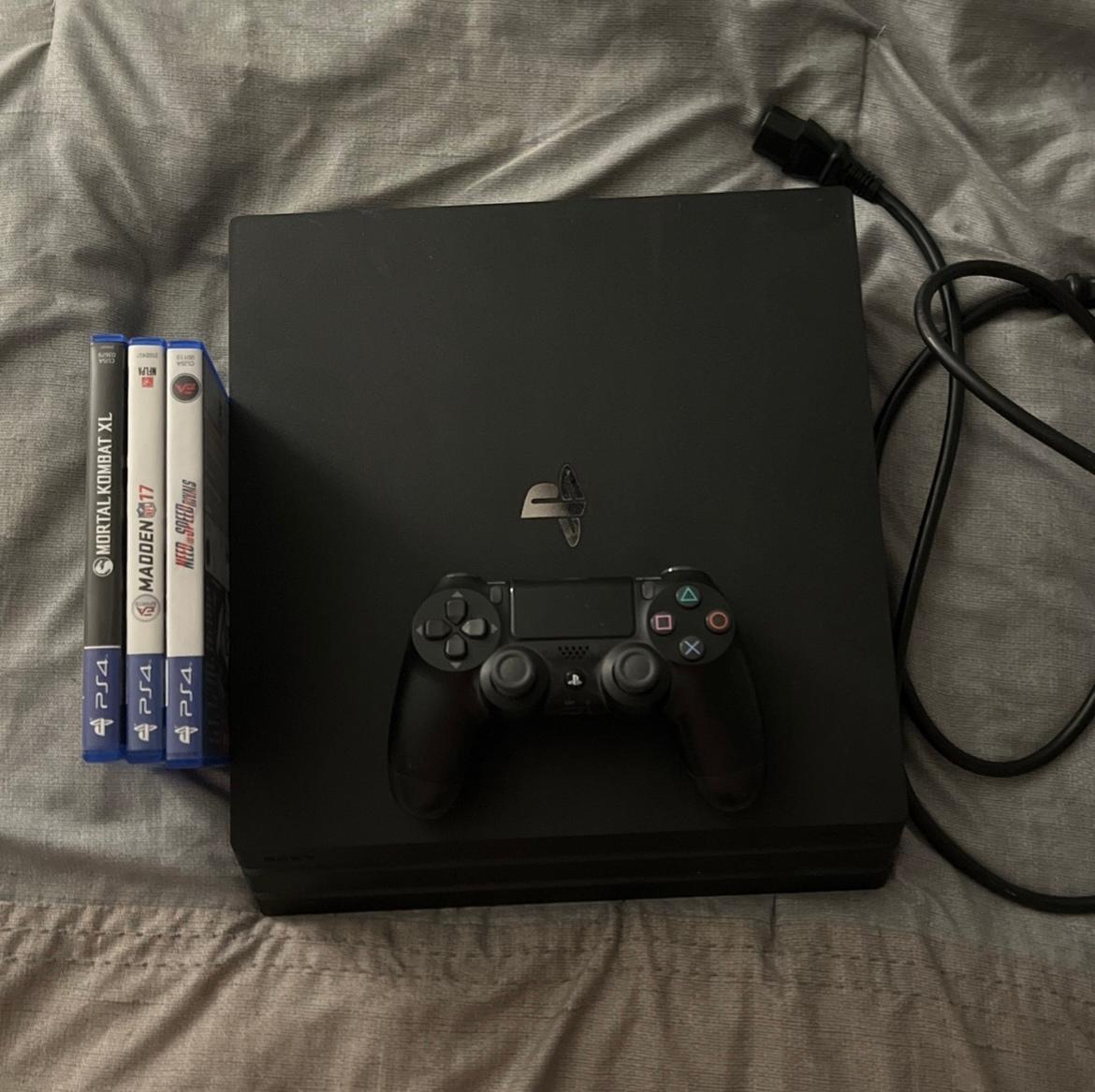 PS4 Pro 1 TB Black (Triple Decker Version)