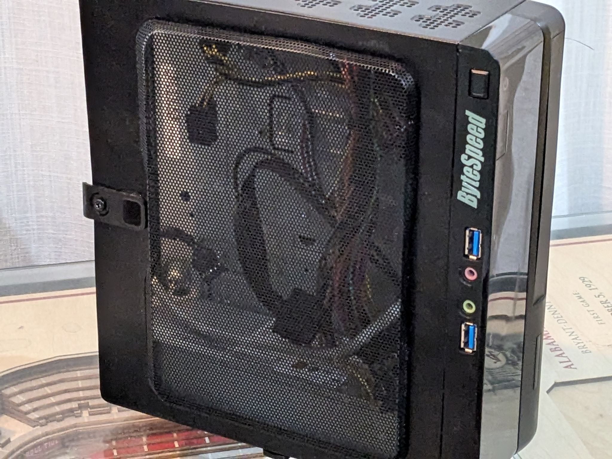 InWin BQ656 - Mini ITX PC Case - VESA or vertical stands - WITH 150W PSU and cord