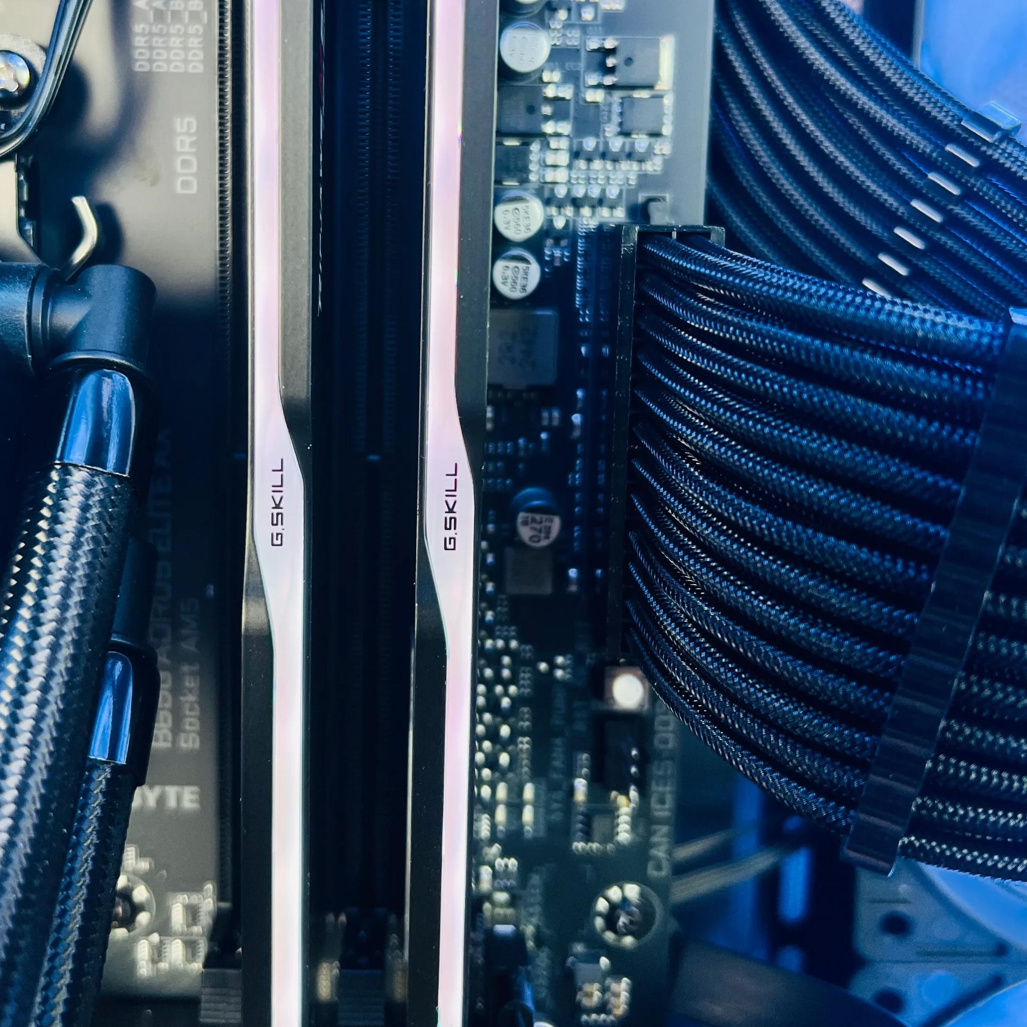 RX 9070 XT Ryzen 7800X3D 32GB DDR5 2TB M.2 Win 11 Pro Gaming PC