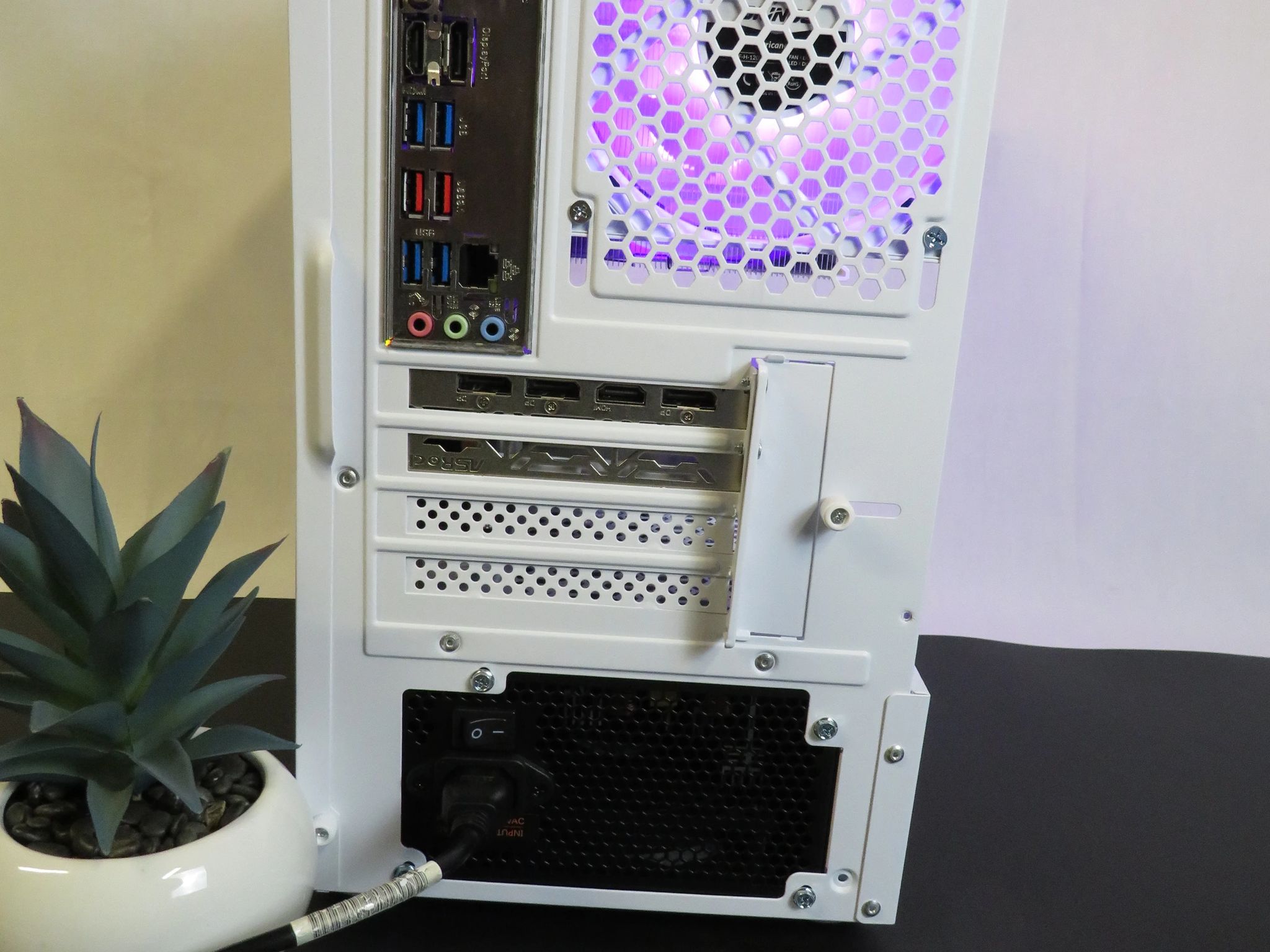 Beautiful Gamer: Ryzen 5 5600 + RX 6600 + 32 GB DDR4 + 1 TB NVME SSD
