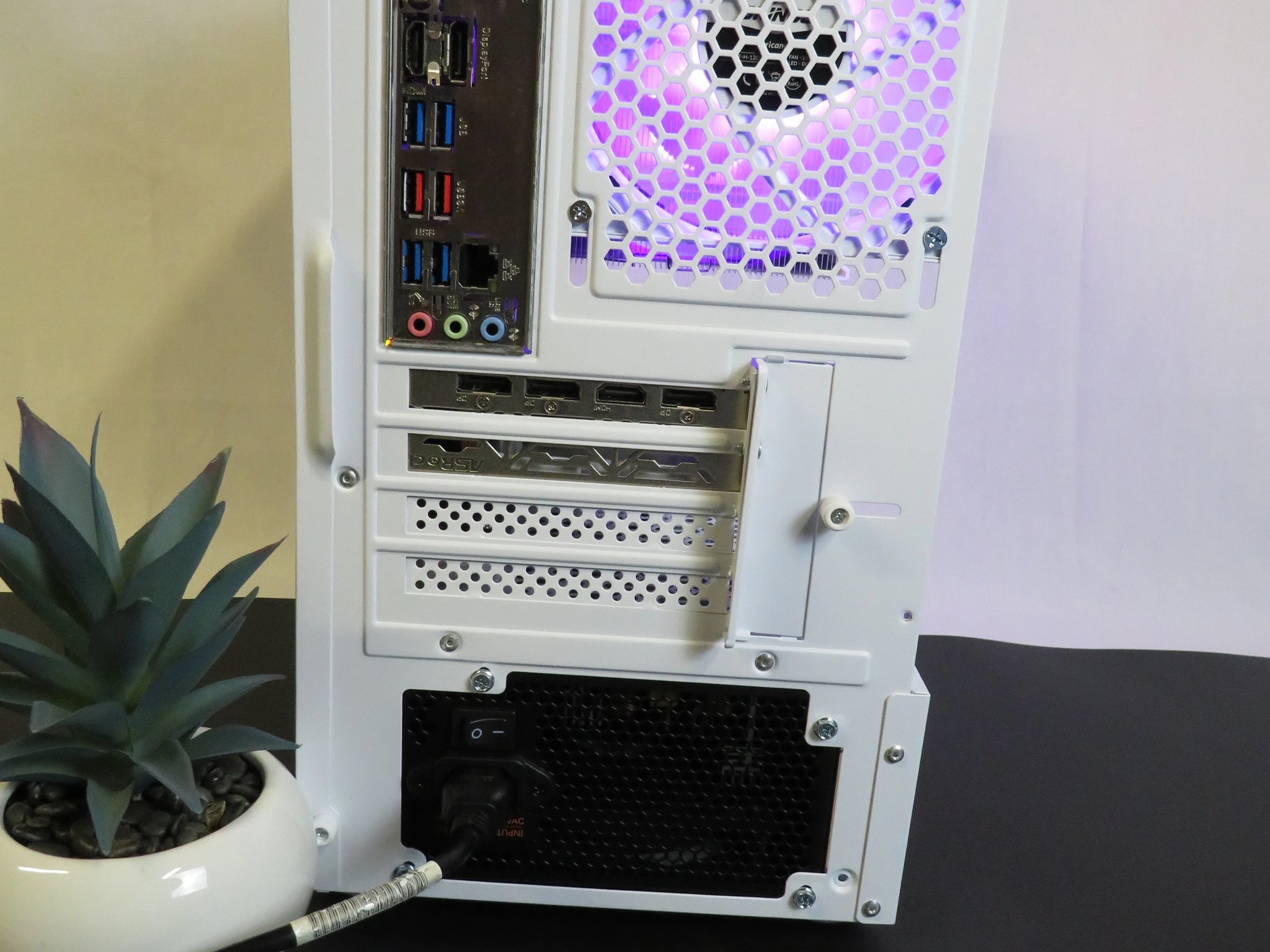 Beautiful Gamer: Ryzen 5 5600 + RX 6600 + 32 GB DDR4 + 1 TB NVME SSD