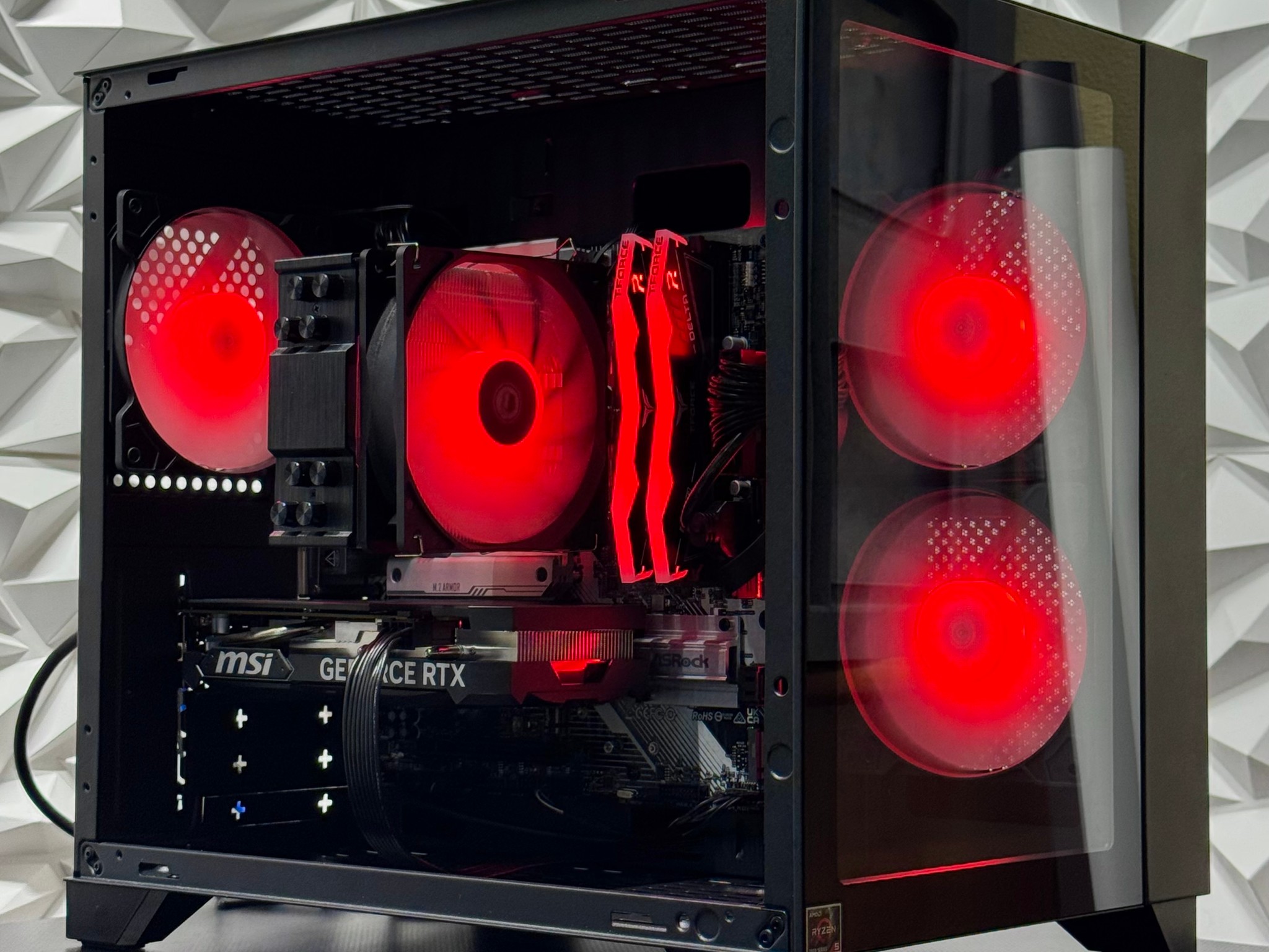 RTX 4060 / Ryzen 5 7600X / 16GB 6000MHz DDR5 Ram / 500GB Crucial