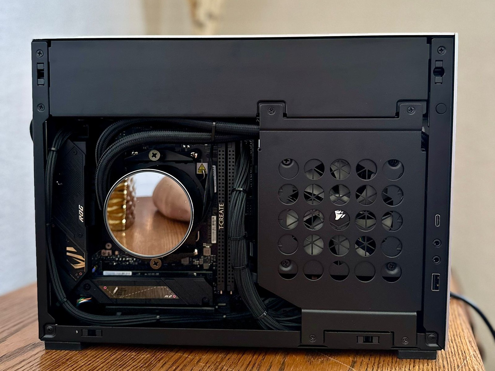 SFF PC RTX 5070 TI + R7X3D